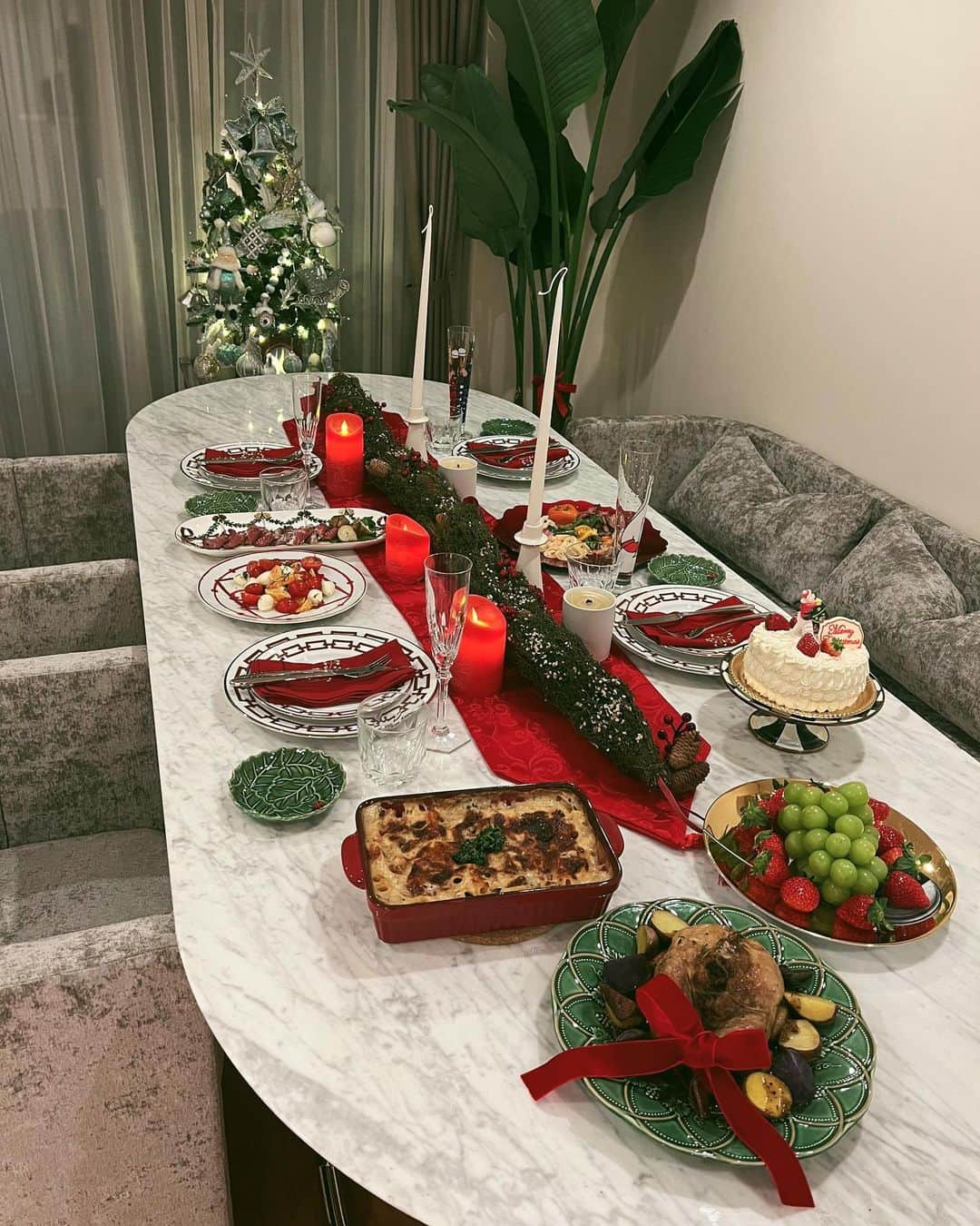 megbabyのインスタグラム：「Christmas eve dinner🍗❤️‍🔥  みなさんどう過ごしましたか？🥰  今年は仕事も忙しくて準備時間足りず😭もっと作りたかったのに💦 グラタン焼きながらテーブルセッティングに子供のご飯作り1人3役くらいできるようになってるw母は強し😂」