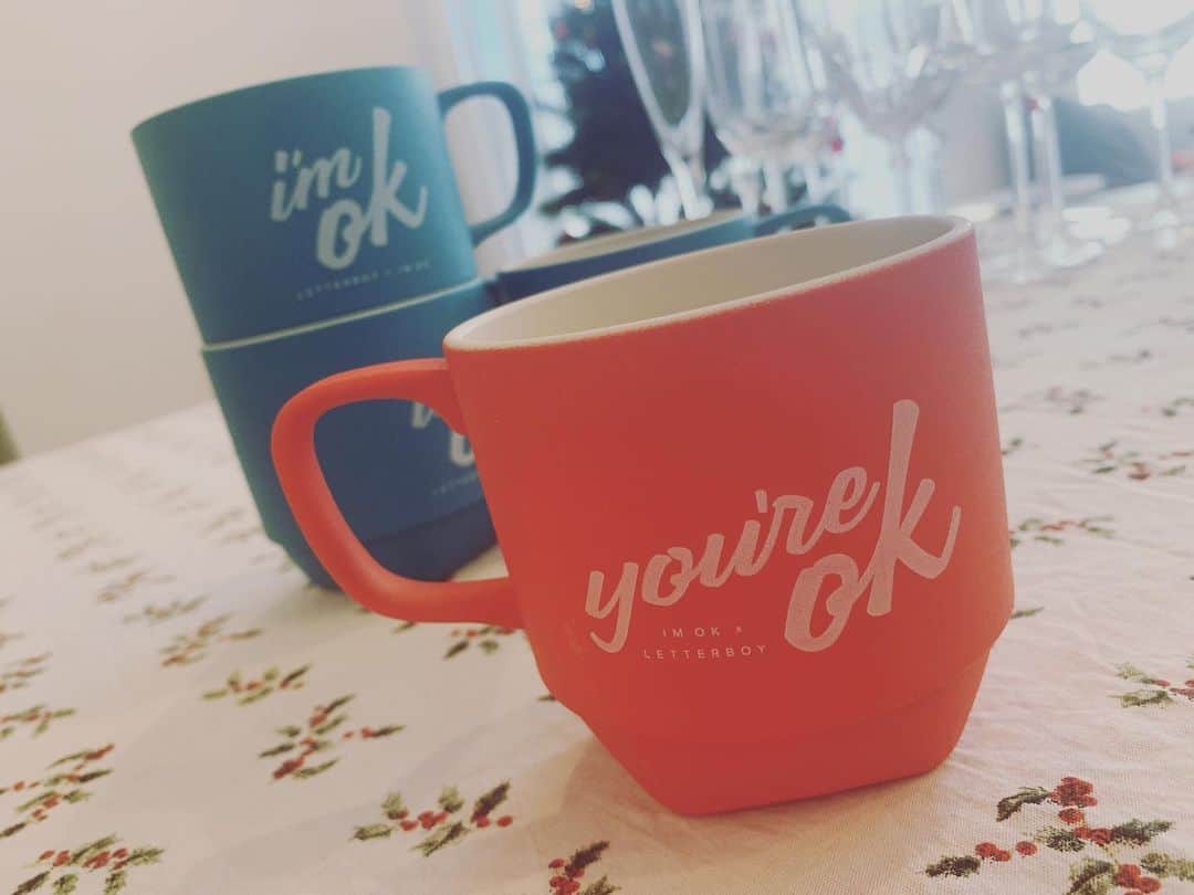 知念里奈さんのインスタグラム写真 - (知念里奈Instagram)「メリークリスマス。 今年は、メッセージを気に入り、このマグを家族に送りました。  私は大丈夫！あなたも大丈夫！ 毎朝これでコーヒー飲んで出かけよう。 @iam_ok_store   昨日は飲みすぎてしまい、危うくサンタ不在になりそうな今朝でしたが、なんとか！ 喜ぶ顔が見れました👶  暖かくて優しい、クリスマスの1日になりますように。 みんな、大好きだよー♡  Merry Christmas!! Love you guys😘」12月25日 10時10分 - rinachan29