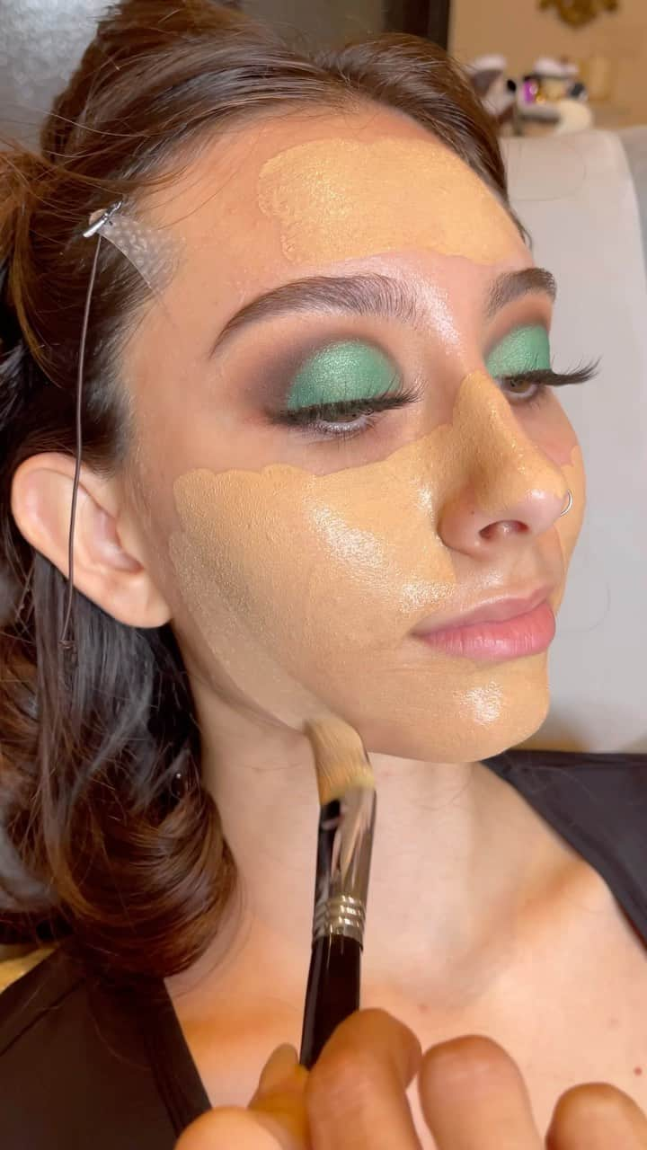 vegas_nayのインスタグラム：「@a.l.i.n.a.z.e.e chose to have a green glitter holiday glam eye and I’m so happy we went with this look.. love the pop of color 💚🎄✨✨✨ so festive and fun for the holidays!   #rarebeauty #natashadenona #esteelauder #eylureofficial #liveglam #reels #instagramreels #reelsbrazil #reelsindia #disney #reelsvideo #reelsmemes #bestvideos #makeup #glittereyes #greeneyeshadow #vegas_nay #vegasnay」