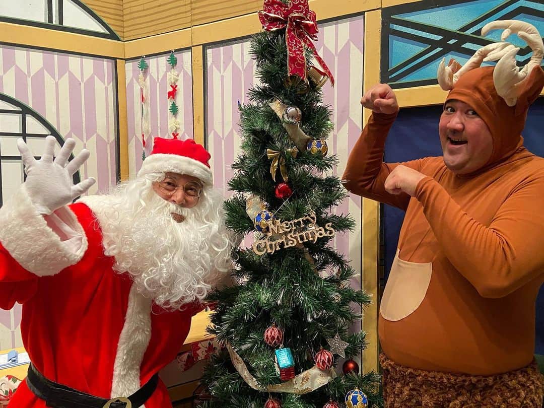 吉本新喜劇のインスタグラム：「✨🎉Merry Christmas🎄✨  クリスマスはよしもと祇園花月におこしやす〜🎁  忠志サンタとモロミトナカイが登場するよ🎅🏻  #吉本新喜劇  #西川忠志 #諸見里大介 #クリスマス #サンタクロース」