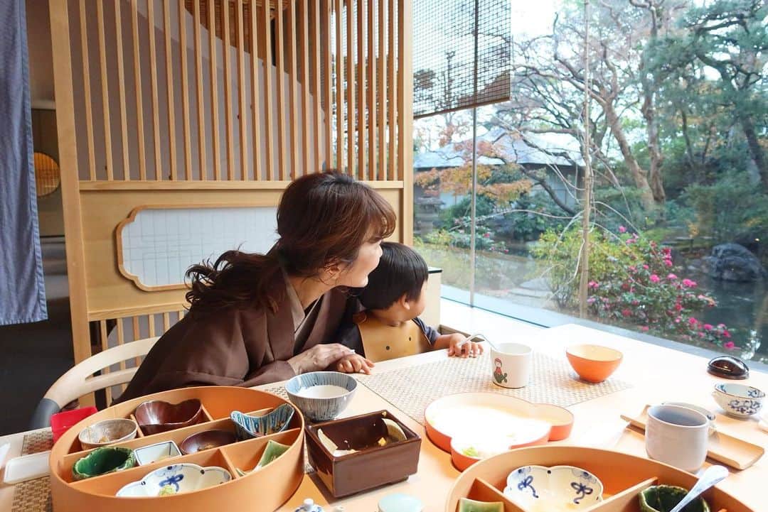 Mai Wakimizuさんのインスタグラム写真 - (Mai WakimizuInstagram)「京都で迎えるクリスマスの朝♡朝食はお部屋食も選べたけどせっかくだしフロアで。庭園を眺めながらゆーっくり(とはいかない。笑)頂きました♡おかず、ほぼ息子に食べられた。笑 メリークリスマス＼(^o^)／ #fufukyoto#ふふ京都#京都#kyoto」12月25日 10時26分 - wakkin__m