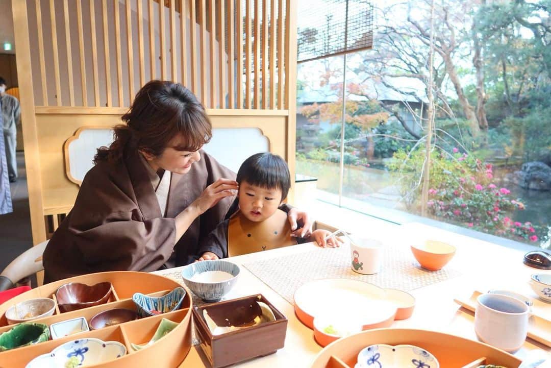 Mai Wakimizuのインスタグラム：「京都で迎えるクリスマスの朝♡朝食はお部屋食も選べたけどせっかくだしフロアで。庭園を眺めながらゆーっくり(とはいかない。笑)頂きました♡おかず、ほぼ息子に食べられた。笑 メリークリスマス＼(^o^)／ #fufukyoto#ふふ京都#京都#kyoto」