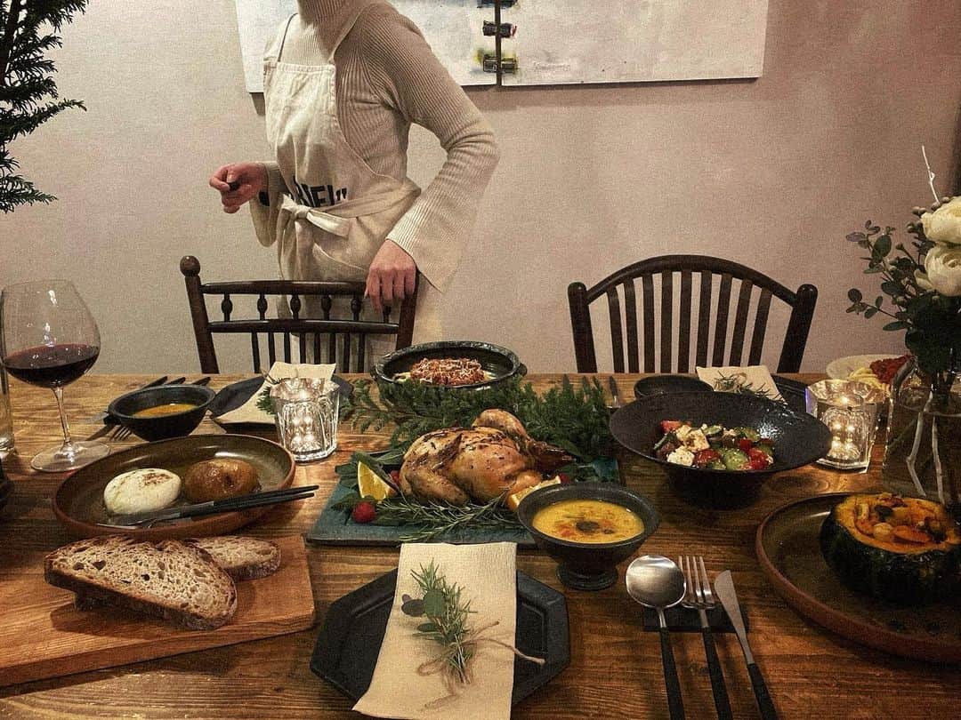 田中マヤさんのインスタグラム写真 - (田中マヤInstagram)「🎄Merry Christmas🎄 今年のクリスマスディナーは @shunnokitchen のお取り寄せ でこんな素敵なテーブルに✨ 全て、冷凍で届いて、 解凍してあたためるだけで、 お家がレストランみたいな食卓🤤 （息子に全部ママが作ったのぉー😳って聞かれて、作ってないよ〜って😏😚✨） ・ チキンの飾り付けも、 @shunnokitchen のホームページに載っていて、真似したよ✨ ・ ⚫︎ローストチキン ⚫︎グリークサラダ ⚫︎バターナッツポタージュ ⚫︎ブッラータチーズと洋梨のコンポート ⚫︎かぼちゃポットのロースト ⚫︎グラスフェッドビーフのボロネーゼ ⚫︎パン 無添加・オーガニック野菜。 トレーサビリティなお肉。 パスタなんて、麺も、もちもち プラスチックフリーで 目・体・心と地球に優しいお取り寄せ🎅 ・ ごちそうさまでした✨ 🎄Merry Christmas🎄 ・ #クリスマス #merrychristmas #🎄 #🎅 #xmas #メリークリスマス #クリスマスディナー #christmasdinner #お取り寄せ」12月25日 10時36分 - tanakamaya__official