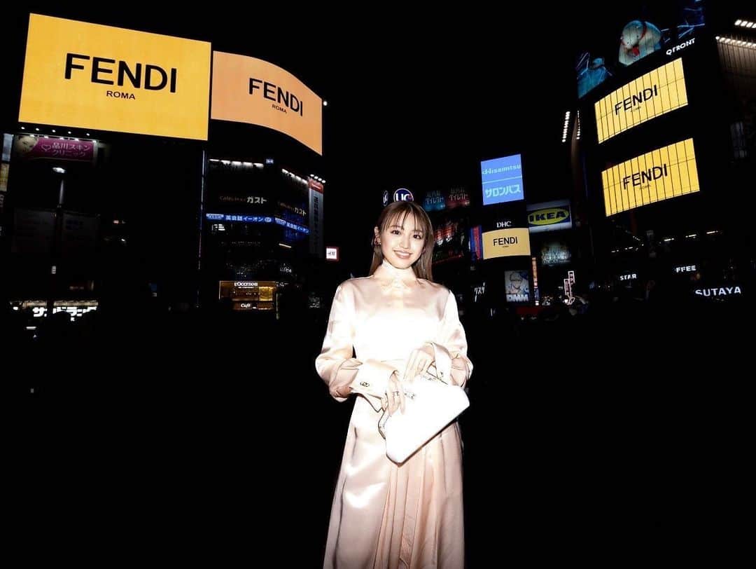 香音さんのインスタグラム写真 - (香音Instagram)「フェンディがニューヨーク、上海に続き、3都市目の東京で渋谷をジャック☺︎✌︎  とても素敵でした🎄  ※撮影の時だけマスク外してます。  @fendi #fendi」12月25日 21時26分 - kanon420_official