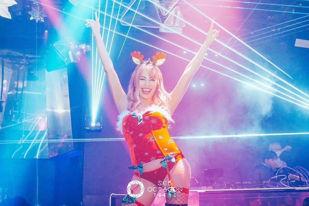 CYBERJAPAN Staffのインスタグラム：「#merrychristmas to everyone!! @seloctagontokyo_official でのクリスマスイブパーティー🎄🧑‍🎄🎉🥳 ライティング美しいです！カウントダウンもCYBERJAPAN DANCERS出るので、是非年越しもよろしくお願いします🙇‍♀️㊗️  #cyberjapan #cyberjapandancers #サイバージャパン #クリスマス #クリスマスパーティー」