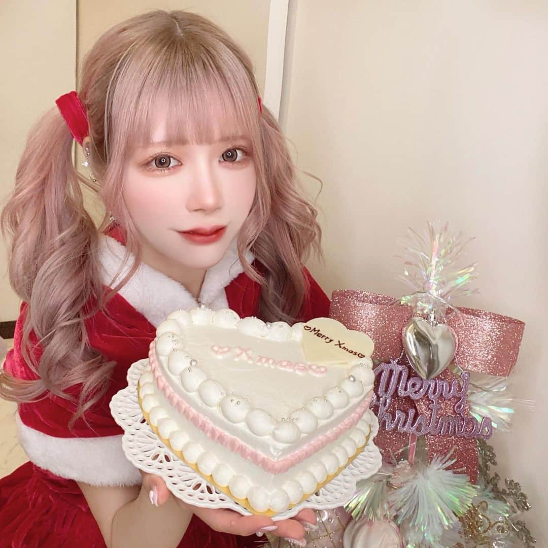 Yuupyonさんのインスタグラム写真 - (YuupyonInstagram)「🎄🎅❤️🎂 ⁡ ⁡ クリスマスのケーキを@cakewith_tokyo さんでオーダーメイドした🎀 今年はシンプルに〜💘 ⁡ 自分でデザインとか色とか決めれて クリームの絞り方まで決めれるの🎂 ⁡ 今度は推し用に作りたい🤞 ⁡ サイトはここ！💁🏻‍♀️ ⁡ https://cakewith.jp/  ⁡ #cakewith_tokyo #オーダーメイド#オーダーメイドケーキ#クリスマス#サンタコス#クリスマスケーキ#ケーキ#ハートケーキ#xmas#cake#merrychristmas」12月25日 21時32分 - pyon_1211
