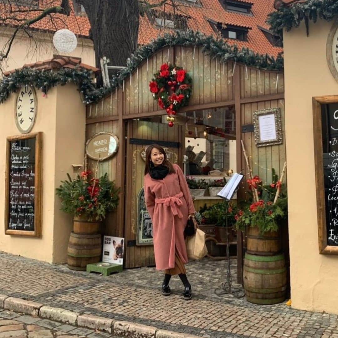 須黒清華のインスタグラム：「クリスマス🎄らしい写真を探したら、2018年のプラハ旅行が出て来ましたー✨ どこを切り取っても本当に美しい街だったなぁ💕 早くまた海外旅行できる日が✈️来ますように…✨ . merry Christmas🎄✨」