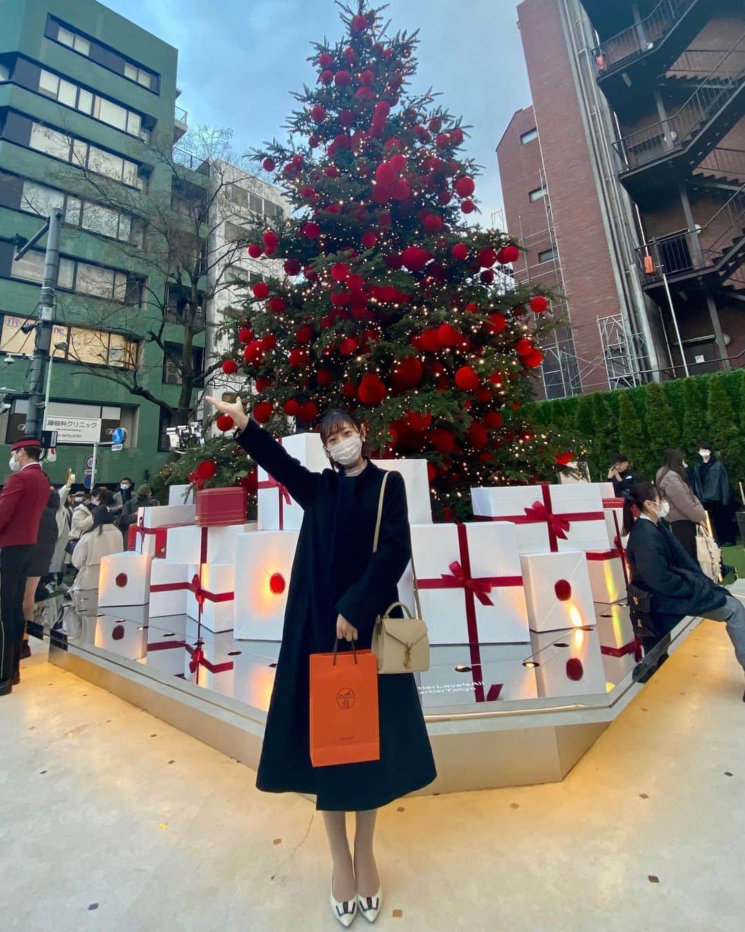白戸ゆめのさんのインスタグラム写真 - (白戸ゆめのInstagram)「🎁 . 楽しい1日だったなあ😊 友人と一緒に 自分へのクリスマスプレゼントで 憧れのエルメスの口紅を買いました💄 . キラキラの街並みで心もウキウキ🥰 寒いのは苦手だけど、 こればっかりは冬の好きなところ！ . #クリスマス #christmas #ツリー #表参道  #caltier #caltiertokyo #cartiertree」12月25日 19時59分 - yumeno.s_