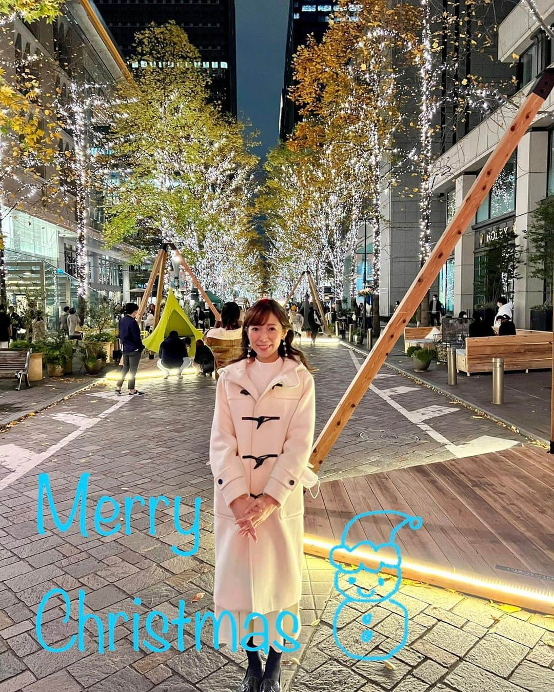 小野澤玲奈のインスタグラム：「メレカリキマカ🎅🏽🌟  ことしはイルミネーションもツリーも見てないし〜 と思いきや、結婚式後にラーメンを食べに行く途中に見てました笑笑  きょうは朝食に 頂いたチーズピゲ&クリスマスっぽい紅茶 お昼は用宗でラーメン🍜✨  久々に静岡らしい休日を過ごせて 最高のクリスマスだなぁ🎅🏽  クリスマスディナー作るのめんどくさくて キッチンの床に座って動けない☺️🎄  #メリークリスマス #メレカリキマカ  #プロポーズから1年  #丸の内イルミネーション  #パレスホテル東京 #palacehoteltokyowedding  #用宗 #shizuokalife  #テラコスタ #テラコスタヌードル  #ペスカトーレラーメン #最高  #チーズピゲ #fortnumandmason  #このあと #生シラスでクリスマスディナー」