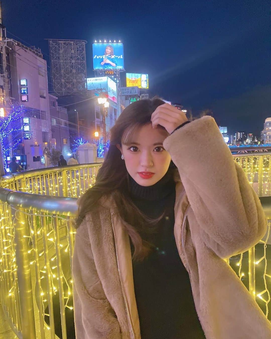 外薗葉月のインスタグラム：「merry Xmas💐  #風強すぎて髪ボサボサ #YouTube更新したので見てね」