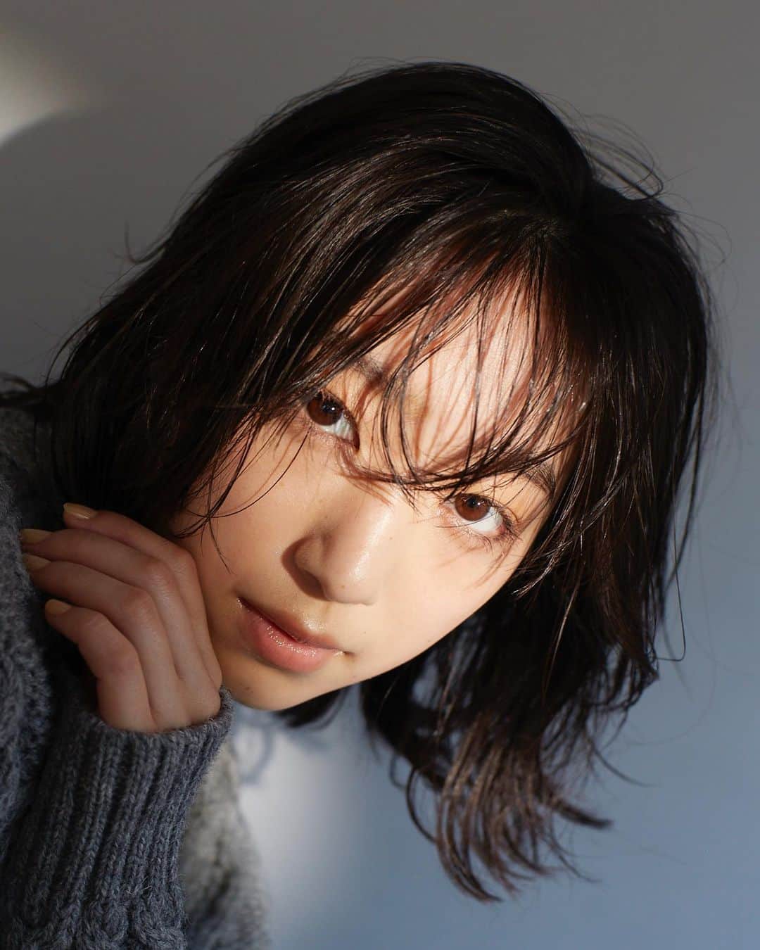 坂東希のインスタグラム：「@mina.magazine  2月号 ヘアオイル(いい匂い)や お肉(おいしかった)の企画で 出てます💫 撮影の合間に光が綺麗だったので 岡田さんが撮ってくれました💫 2枚目はオフショット〜 まつげかわい🤗」