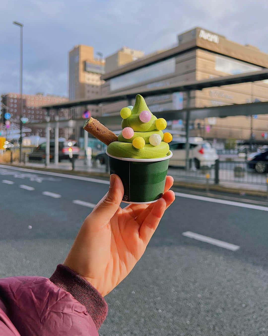 Girleatworldのインスタグラム：「Merry Christmas everyone! This is a 🎄🍦 uji matcha soft serve at Kyoto station by @giontsujiri_saryotsujiri. I spotted this little thing ten minutes before my Shinkansen was due back to Tokyo. But I just had to have it! I absolutely love the fact that what I got was exactly what was advertised. Zero disappointment here! 😃  #shotoniphone #kyoto #matcha #matchaicecream #🎄 #christmas #greentea #🍦」