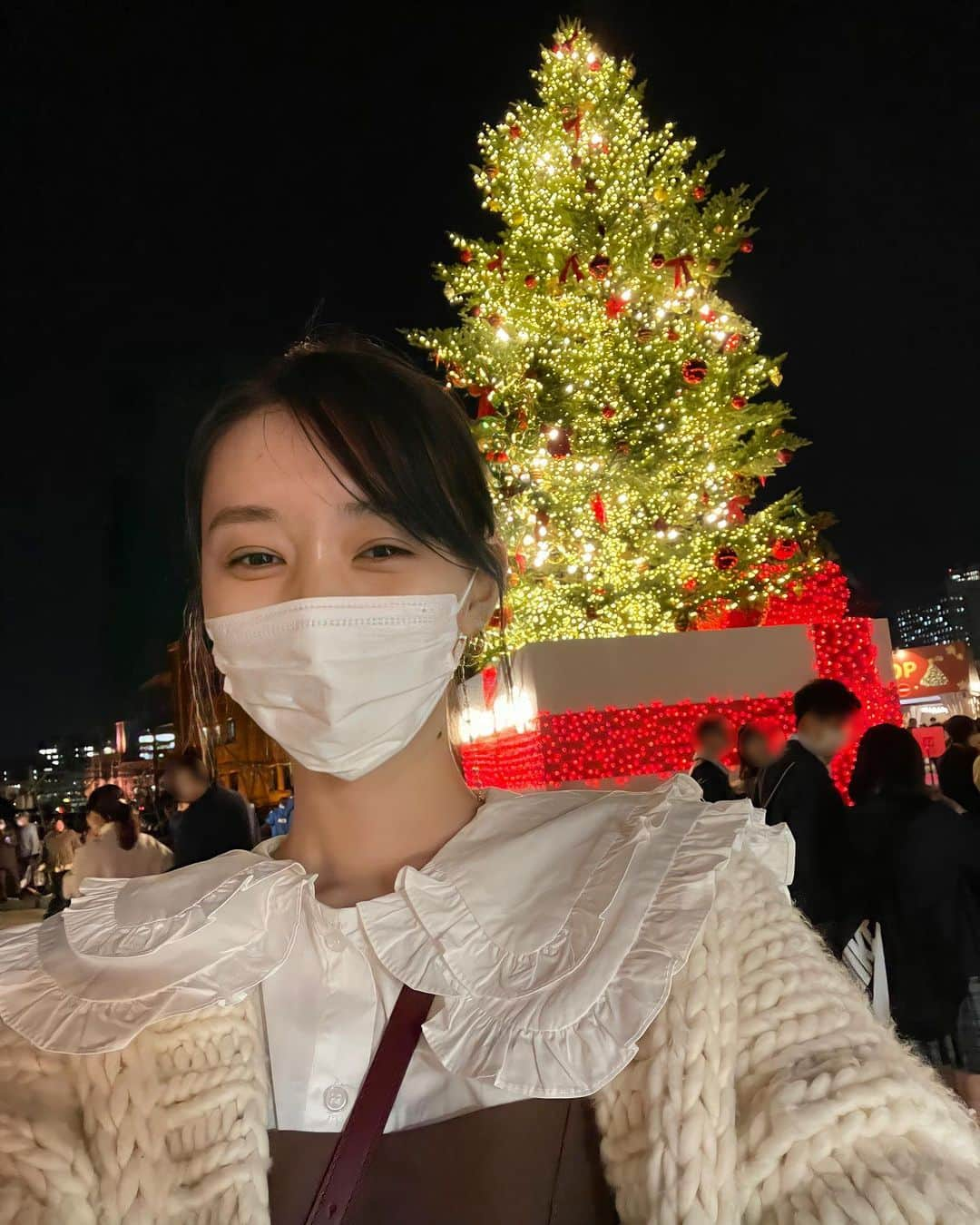 江野沢愛美さんのインスタグラム写真 - (江野沢愛美Instagram)「どんなクリスマスを過ごしましたか？🎄 沢山教えて🎁❣️  少し前に行ったクリスマスマーケット🎅 人が多いところが苦手なのですぐ退散しました❄️（笑） #クリスマスマーケット #christmasmarket」12月25日 20時09分 - enosawa_manami