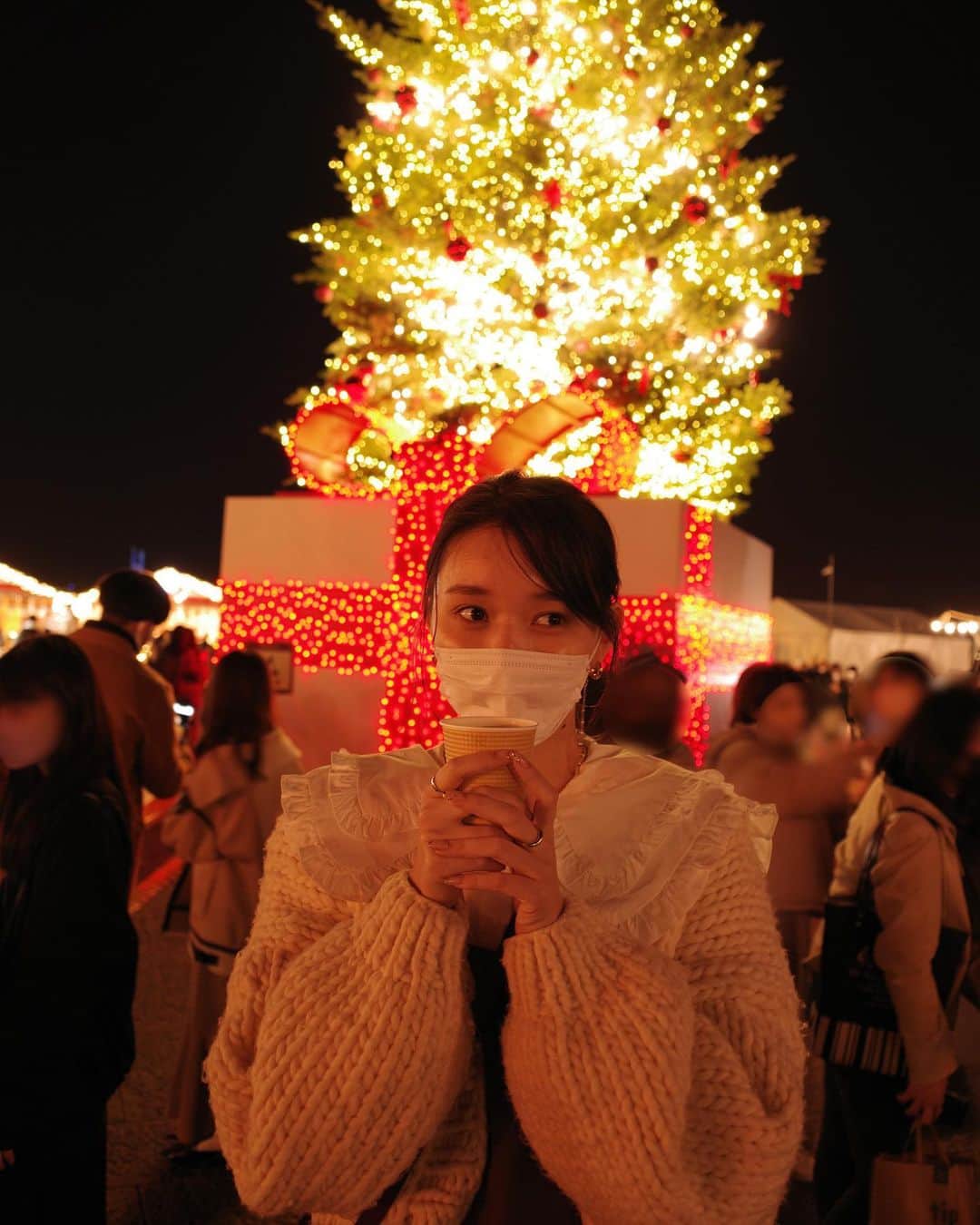 江野沢愛美さんのインスタグラム写真 - (江野沢愛美Instagram)「どんなクリスマスを過ごしましたか？🎄 沢山教えて🎁❣️  少し前に行ったクリスマスマーケット🎅 人が多いところが苦手なのですぐ退散しました❄️（笑） #クリスマスマーケット #christmasmarket」12月25日 20時09分 - enosawa_manami