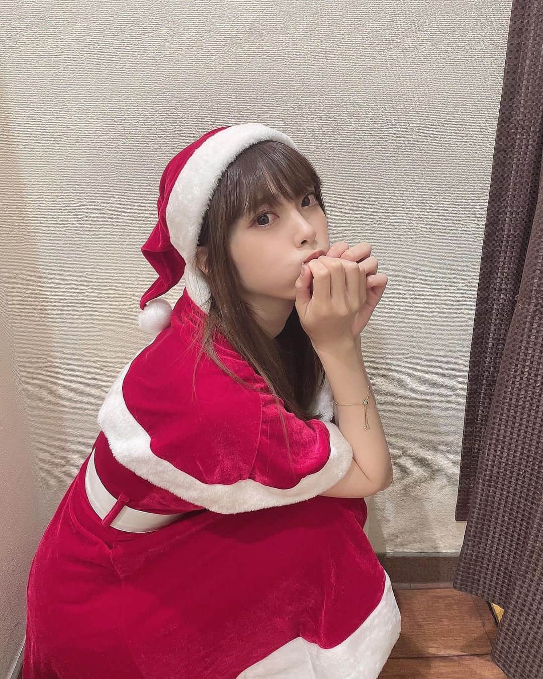 小林弥生のインスタグラム：「せっかくなので あるだけの こばちゃんサンタさん 載せておきます🎅🏻🎄❄️️  タイプのサンタさんいましたか？ʚ♡⃛ɞ  #サンタコスプレ #サンタコス」