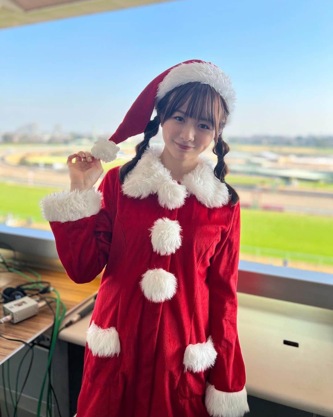 森香澄さんのインスタグラム写真 - (森香澄Instagram)「. クリスマスいかがお過ごしでしょうか？🎄 この格好で競馬場をうろうろするのは、だいぶ恥ずかしかったです笑 . #いろんな人に二度見されました」12月25日 20時21分 - mori_kasumi_