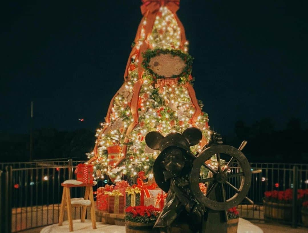 近野成美さんのインスタグラム写真 - (近野成美Instagram)「merry Christmas🎄✨ 皆さんいかがお過ごしですか？🎁 ※ 写真は少し前に行ったChristmasのDisney sea🧸🤎 デコレーションがいつも以上に可愛くて癒された☺️ ※ 皆さんにとっても素敵なChristmasになりますように🎅✨  #christmas  #disneysea  #2021  #何度行っても楽しい場所」12月25日 20時26分 - konnsaaan