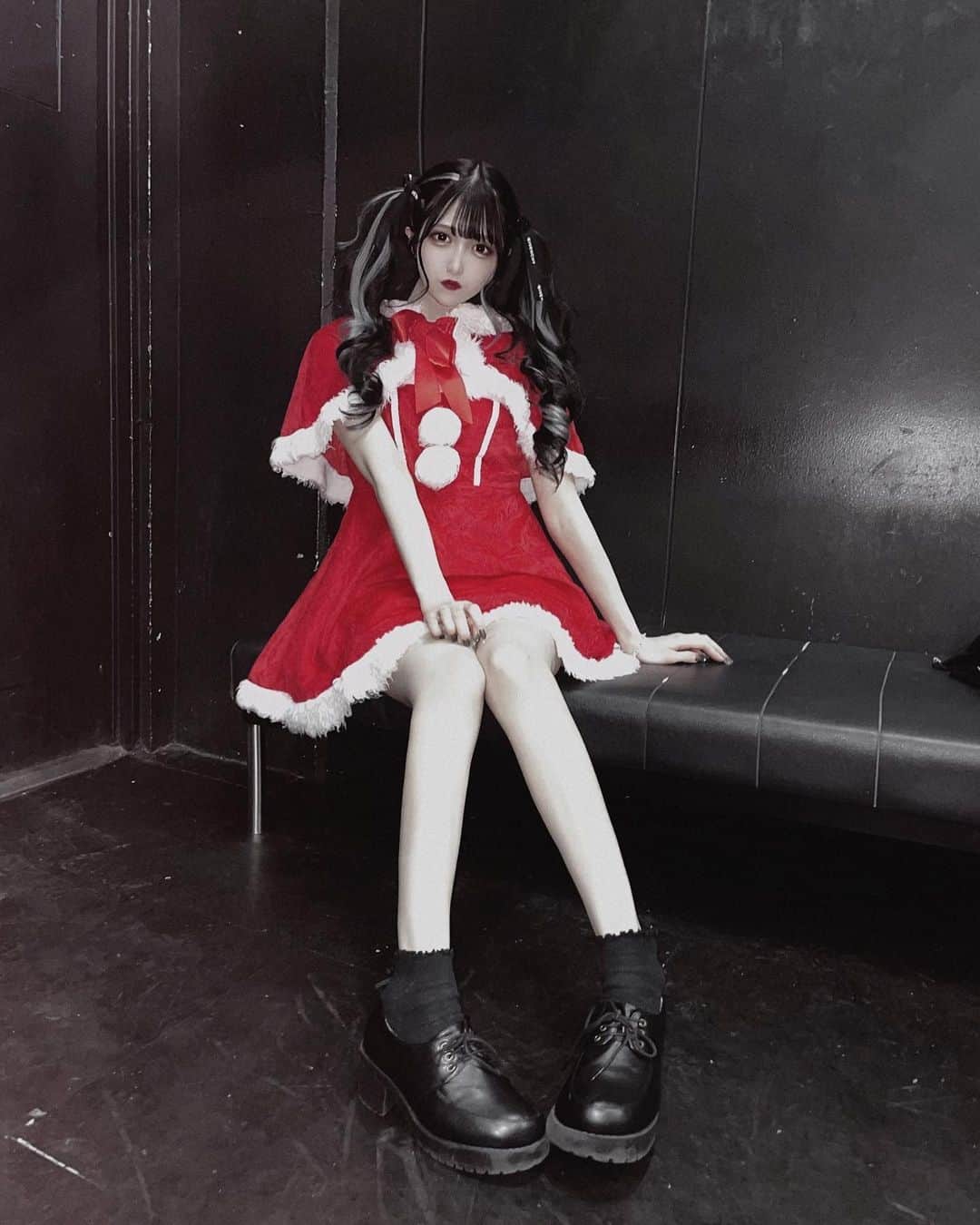 のインスタグラム：「❤︎  サンタさん4枚集プレゼント🎁🖤  #サンタコス　#サンタコスプレ #コスプレ　#クリスマス　#クリスマスパーティー #ツインテール　#高めツイン　#高めツインテール　#地雷　#地雷女　#地雷メイク　#地雷ヘア　#インナーカラー　#量産型　#量産型女子　#メンヘラ　#ジバンシー　#ツインテール #ツインテールアレンジ」