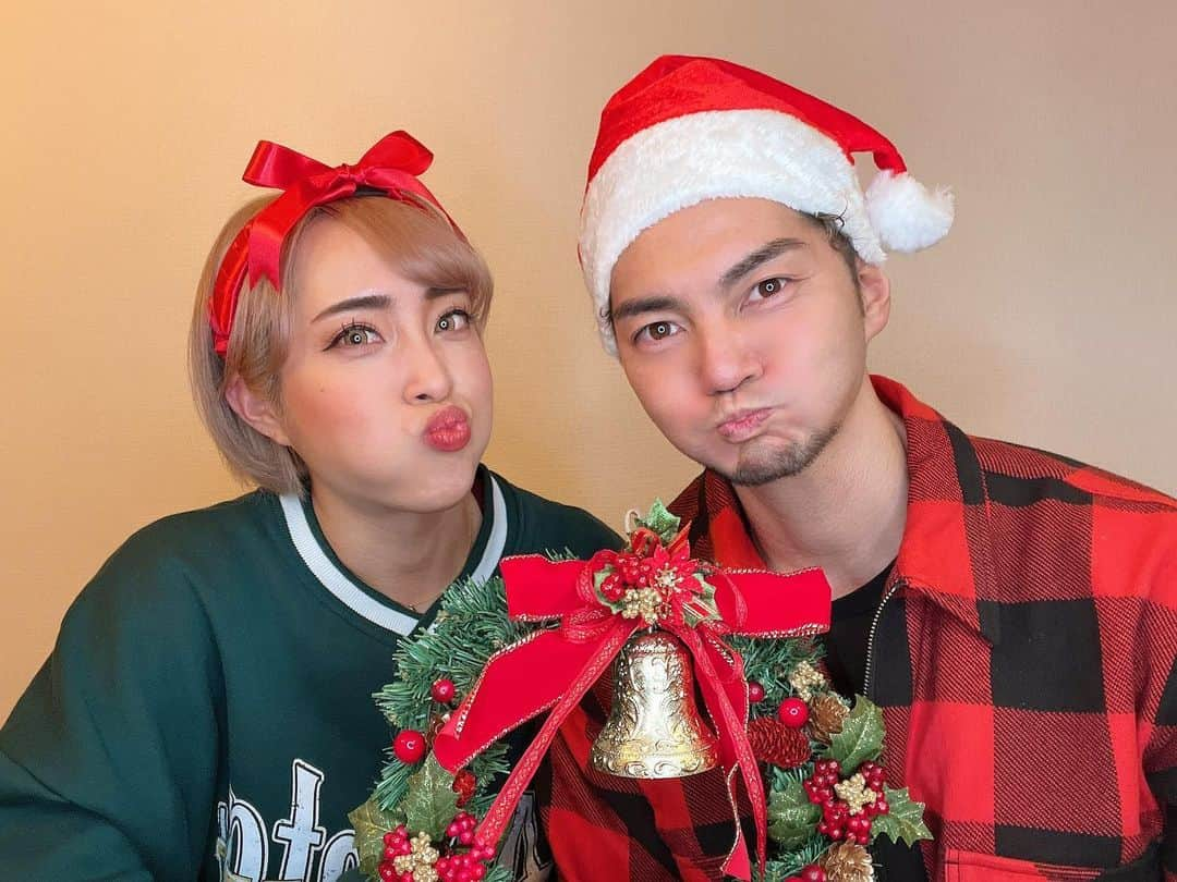 渋谷美穂さんのインスタグラム写真 - (渋谷美穂Instagram)「HappyMerryChristmas🎄💋✨ 今年は家でのんびりクリスマス🙌🏽 ⁡ セルフタイマーで写真をいっぱい撮りました❗️ 顔を少しでもシュッとして見せようとした結果 3枚目の由志の顔の失敗具合いに大爆笑🤣 ⁡ 今年も楽しいクリスマスでした🎅🍗 ⁡ #クリスマス#クリスマスパーティー #クリスマスプレゼント#クリスマスコーデ  #コンテスト#フィギュア#ビキニ#スポーツモデル#筋肉#筋トレ#フィットネス#腹筋#シックスパック#トレーニング#ワークアウト#筋トレ女子#腹筋女子#減量#ダイエット#ショートカット#パーソナルトレーニング#ファイヤージム#fitness#training#workout#figure#firegym」12月25日 20時40分 - miho_fitness