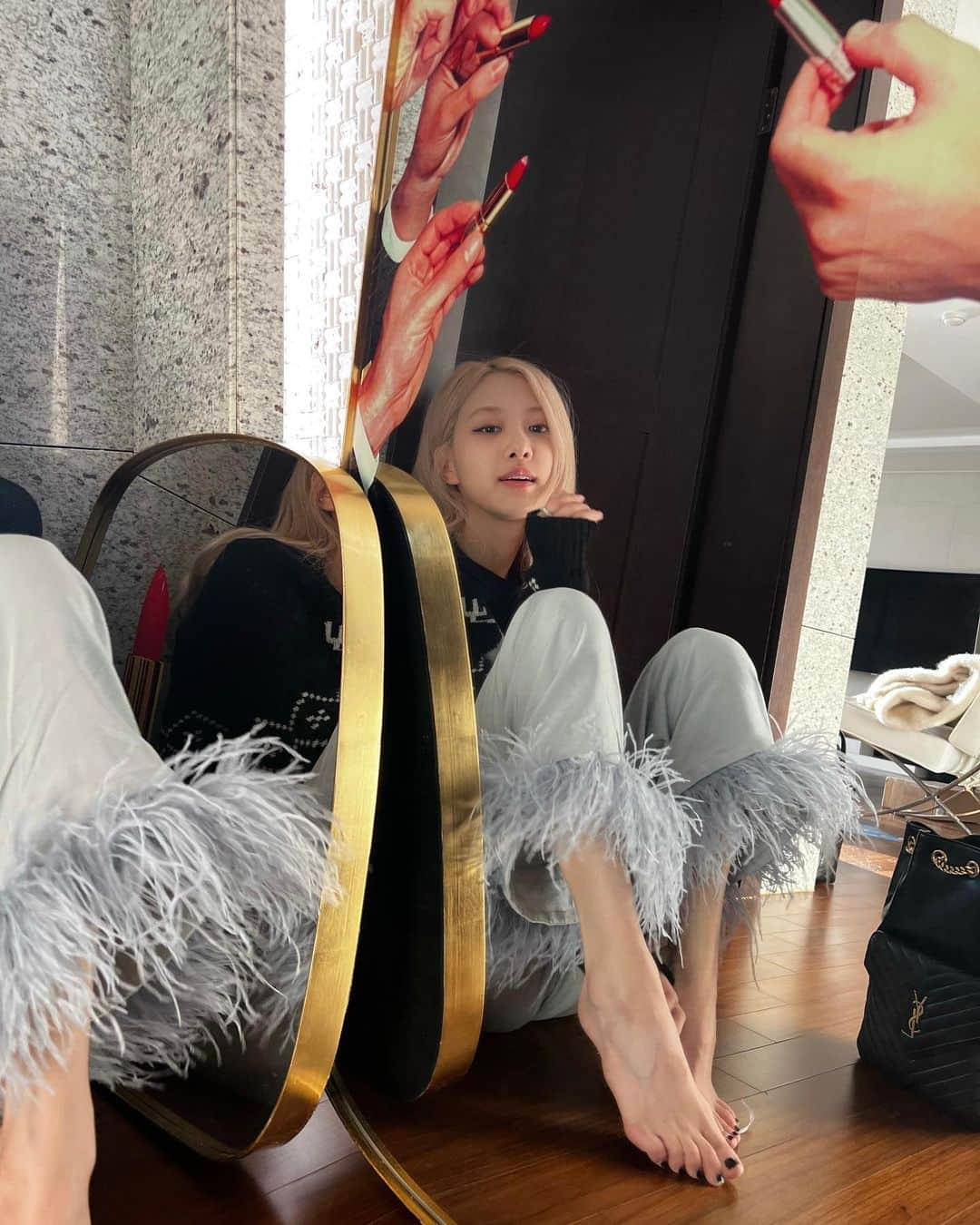 ロゼさんのインスタグラム写真 - (ロゼInstagram)「A very Merry Christmas with @ysl @anthonyvaccarello ❤️」12月25日 20時46分 - roses_are_rosie