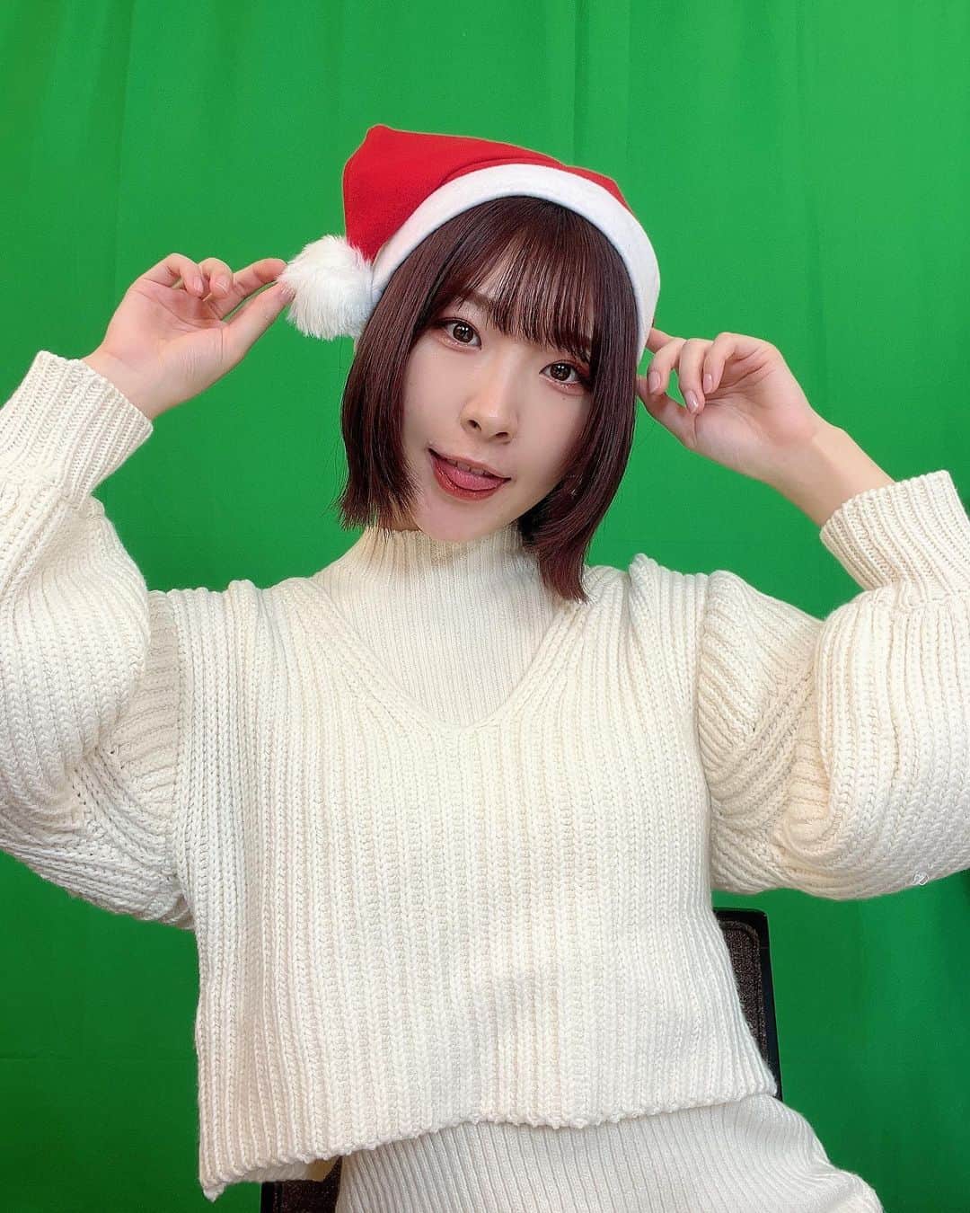のインスタグラム：「ケンタッキー…食べたかったな…  明日はアフタークリスマスライブです！！会場のチケットは完売致しましたが、配信チケットは販売中です✨　　　 アーカイブも1/2までご視聴頂けますので、是非ご覧下さい！　　　　　　　　　 チケット購入のリンクはTwitterに貼りましたのでお手数ですがそちらから…  今年最後の歌をお届けできる機会なので聴いてくれたら嬉しいです😊　　　　　　 　　　　　　　　　　　　　　　　　　　　 #クリスマス #ライブ #ライブ配信 #サンタ #白ニット」