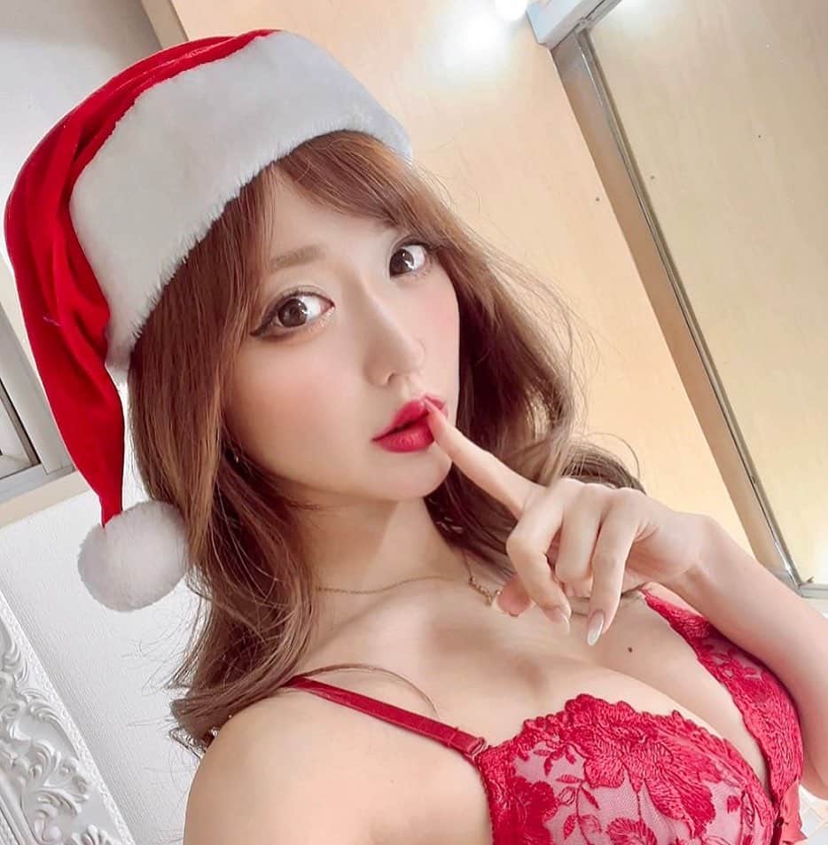 のインスタグラム：「🎄 クリスマスパーティー🎉  #christmas#xmas#santa#lingeriemodel#christmasparty#party#クリスマスプレゼント#メリークリスマス#クリスマス#クリスマスコーデ#サンタ#サンタコス#サンタコスプレ#サンタクロース #帽子#サンタ帽#クリスマスファッション」