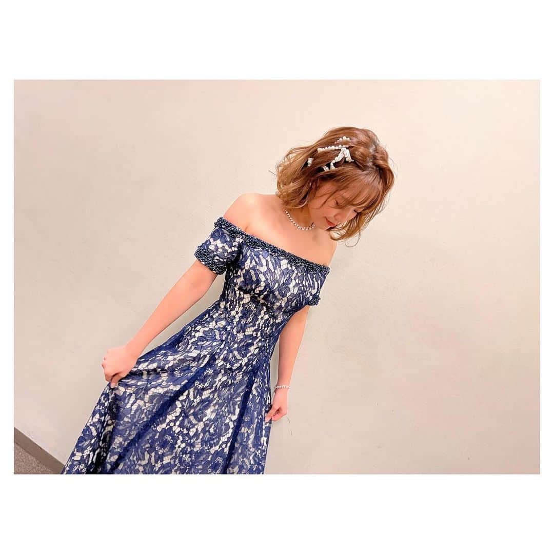 林愛夏さんのインスタグラム写真 - (林愛夏Instagram)「⁡ 『I LOVE MUSICAL 』2日目 ありがとうございました❤️ ⁡ そして！ メリークリスマス🎄🎅🏻💕✨ ⁡ 今年はこのコンサートに参加させて頂けて、おかげでとっても幸せなクリスマスを過ごすことが出来ました😌 ⁡ わああ、あっという間に年末感がすごい…！ 時間を大切に年内のお仕事努めます👍🏻 ⁡ 明日もお待ちしております♪♪♪ ⁡ #ILOVEMUSICAL #ミュージカルコンサート #林愛夏  #宗田さんが渾身の可愛いヘアメイクして下さる🥺 #1部と2部でアレンジ変えてるの♡ #可愛い　 #ダンバルモリ」12月25日 20時52分 - baby_manatsu