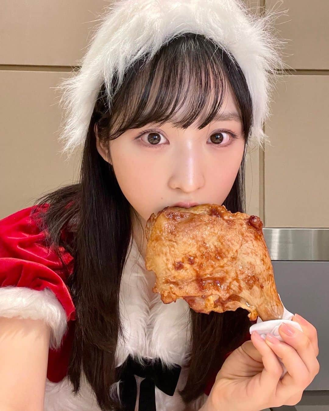 小栗有以さんのインスタグラム写真 - (小栗有以Instagram)「今年はクリスマスチキン 3回食べました。🍗🍽💭  クリスマス料理好き。 クリスマス終わっても クリスマスチキン食べたいな😊  #クリスマス#クリスマスチキン #クリスマス料理#サンタ」12月25日 20時55分 - yuioguri_1226