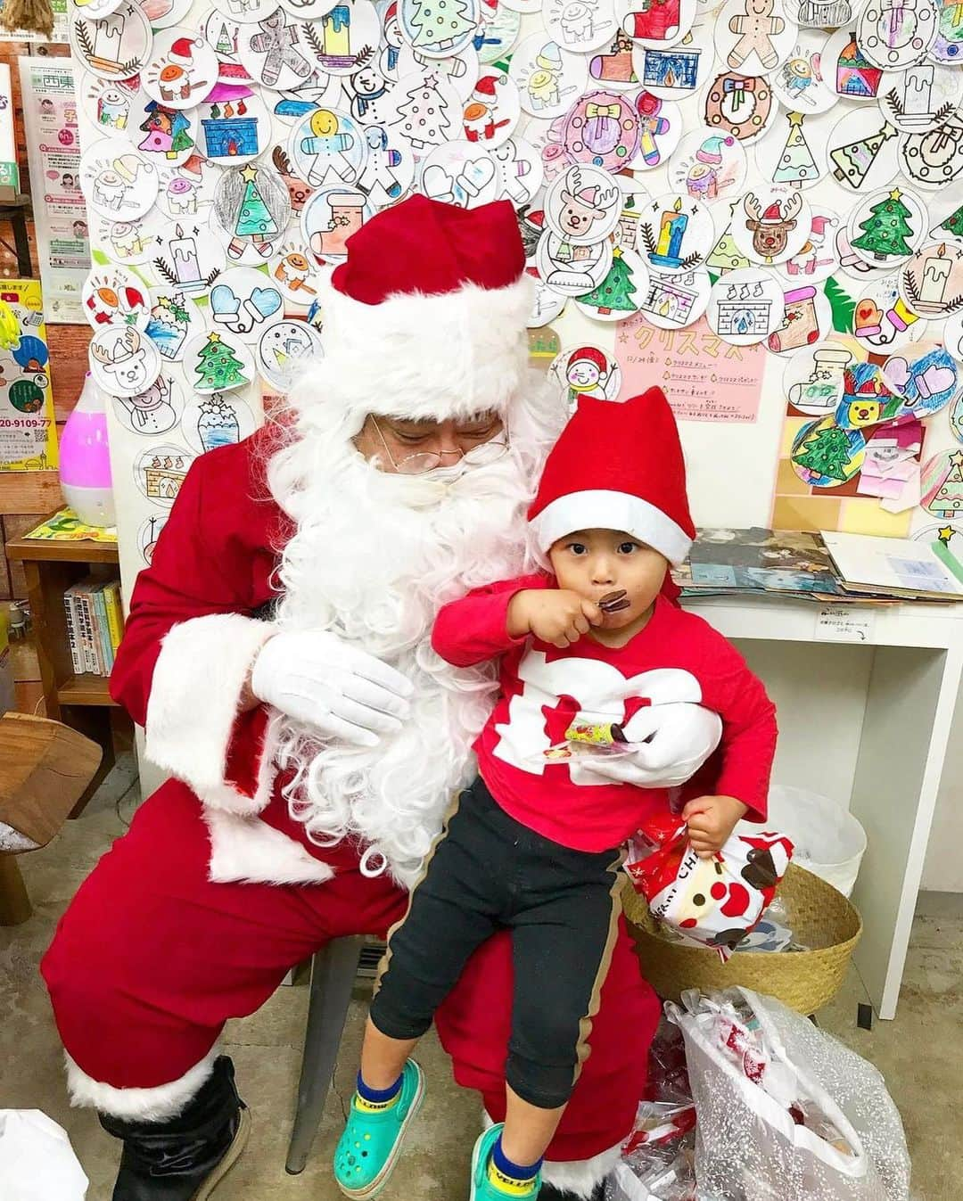 道岡桃子さんのインスタグラム写真 - (道岡桃子Instagram)「メリークリスマス🎉🎄🎅  今日はラジオ生放送でした✨  2018年から始まった「笑顔のデザイン」は、 放送１５０回を超え、なんと番組4年目に突入！  年内最後の放送は、子ども食堂おひさまキッチンのクリスマスパーティーとおひさまフードパントリーについてお話いただきました✨  子どもたちがサンタさんに「このあと配達に行くの？」と質問していたらしく、かわいいな〜と思いました🎅  チキンはなんと100本近く出たそうですよ🍗🎄  今年も無事に放送できたことに感謝しつつ、来年もよろしくお願いします🙏  @egao.no.design @ohisamakitchen2018 @hapimogu_nishitokyo @okuma_staff @kaja.design @kaja.design_renovation @kaja.design_staff @momoko_michioka #笑顔のデザイン #カジャデザイン #kajadesign #道岡桃子 #大熊工業 #注文住宅 #リゾート住宅 #デザイン #渋谷クロスfm #shibuyacrossfm #ラジオ#fm #東京 #渋谷 #デザイン #笑顔 #こども #食育 #フードパントリー #西東京 #2021 #コロナ対策 #子ども食堂 #スタッフ #クリスマス #クリスマス会 #サンタ #サンタコス #おひさまキッチン #おひさまフードパントリー #foodstagram」12月25日 20時56分 - momoko_ana