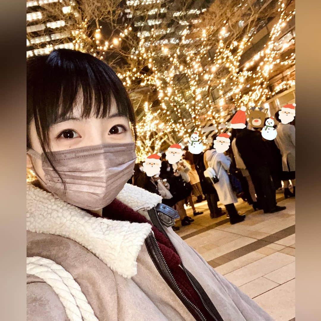 花田優里音さんのインスタグラム写真 - (花田優里音Instagram)「メリークリスマス🎅🎄🌟 素敵なChristmasを過ごしていますか？ 街がキラキラしていますね✨ クリスマスイブはコンクール全国大会で 自由曲で個性爆発のバトルのようでした。 私も自分らしい演奏ができて こうしたいと練習を重ねたところが 本番にとても気持ち良くできて 音が空中に広がっていくような幸せを感じました。 ただ、入り込み浸りすぎて冷静じゃなくなり やってしもた…な盛大な事故場面もあって、 すごく気持ち良かったけどなんともアホだったな という不思議な気分でした。 「冷静さを失わない」も今後の課題に入りました。 （課題だらけだわ……） 懐かしいピアノ友達に会えたり ちょっと浮かれてイルミネーション見に行ったり 事務所に行ってこれからの将来のお話もできて、 もっともっと成長していきたいと 強く思った日になりました。 ケーキも食べました🎂ホールのん😋 メリークリスマス🎁 . #久々に自分でメイクしたら #濃かったよ  #濃いまま弾いたよ #慣れって大事  #ピアノ #piano #コンクール #ドレス #dress  #クリスマス #Christmas #クリスマスツリー  #東京 #イルミネーション  #人が多すぎて結局離れたとこから見ただけ  #でもキラキラ充分キレイ  #スカイツリー #クリスマスカラーかな？ #寒くなってきたね  #暖かくしてね  #元気に過ごしてね」12月25日 21時08分 - yurine_hanada