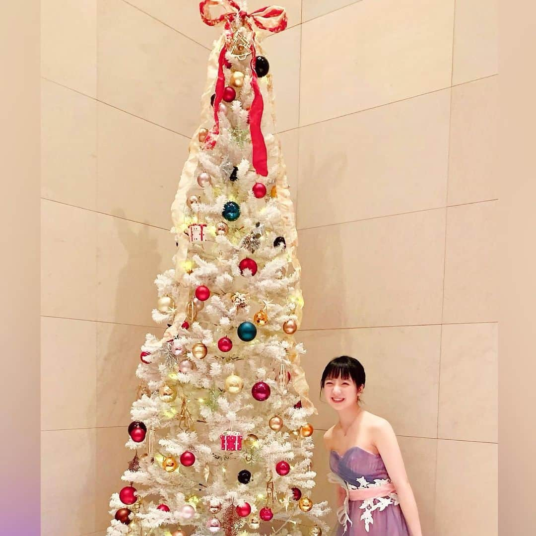 花田優里音さんのインスタグラム写真 - (花田優里音Instagram)「メリークリスマス🎅🎄🌟 素敵なChristmasを過ごしていますか？ 街がキラキラしていますね✨ クリスマスイブはコンクール全国大会で 自由曲で個性爆発のバトルのようでした。 私も自分らしい演奏ができて こうしたいと練習を重ねたところが 本番にとても気持ち良くできて 音が空中に広がっていくような幸せを感じました。 ただ、入り込み浸りすぎて冷静じゃなくなり やってしもた…な盛大な事故場面もあって、 すごく気持ち良かったけどなんともアホだったな という不思議な気分でした。 「冷静さを失わない」も今後の課題に入りました。 （課題だらけだわ……） 懐かしいピアノ友達に会えたり ちょっと浮かれてイルミネーション見に行ったり 事務所に行ってこれからの将来のお話もできて、 もっともっと成長していきたいと 強く思った日になりました。 ケーキも食べました🎂ホールのん😋 メリークリスマス🎁 . #久々に自分でメイクしたら #濃かったよ  #濃いまま弾いたよ #慣れって大事  #ピアノ #piano #コンクール #ドレス #dress  #クリスマス #Christmas #クリスマスツリー  #東京 #イルミネーション  #人が多すぎて結局離れたとこから見ただけ  #でもキラキラ充分キレイ  #スカイツリー #クリスマスカラーかな？ #寒くなってきたね  #暖かくしてね  #元気に過ごしてね」12月25日 21時08分 - yurine_hanada