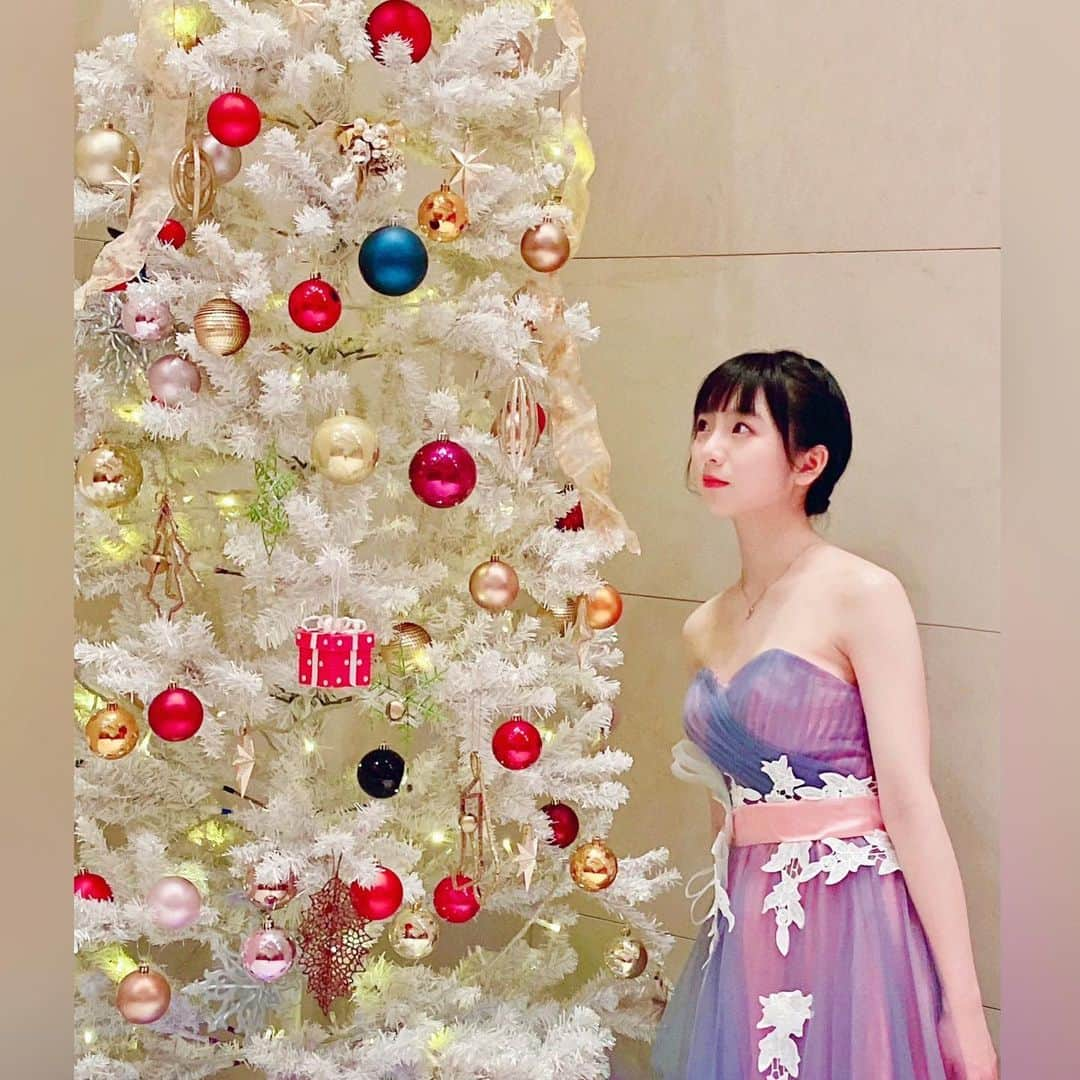 花田優里音さんのインスタグラム写真 - (花田優里音Instagram)「メリークリスマス🎅🎄🌟 素敵なChristmasを過ごしていますか？ 街がキラキラしていますね✨ クリスマスイブはコンクール全国大会で 自由曲で個性爆発のバトルのようでした。 私も自分らしい演奏ができて こうしたいと練習を重ねたところが 本番にとても気持ち良くできて 音が空中に広がっていくような幸せを感じました。 ただ、入り込み浸りすぎて冷静じゃなくなり やってしもた…な盛大な事故場面もあって、 すごく気持ち良かったけどなんともアホだったな という不思議な気分でした。 「冷静さを失わない」も今後の課題に入りました。 （課題だらけだわ……） 懐かしいピアノ友達に会えたり ちょっと浮かれてイルミネーション見に行ったり 事務所に行ってこれからの将来のお話もできて、 もっともっと成長していきたいと 強く思った日になりました。 ケーキも食べました🎂ホールのん😋 メリークリスマス🎁 . #久々に自分でメイクしたら #濃かったよ  #濃いまま弾いたよ #慣れって大事  #ピアノ #piano #コンクール #ドレス #dress  #クリスマス #Christmas #クリスマスツリー  #東京 #イルミネーション  #人が多すぎて結局離れたとこから見ただけ  #でもキラキラ充分キレイ  #スカイツリー #クリスマスカラーかな？ #寒くなってきたね  #暖かくしてね  #元気に過ごしてね」12月25日 21時08分 - yurine_hanada