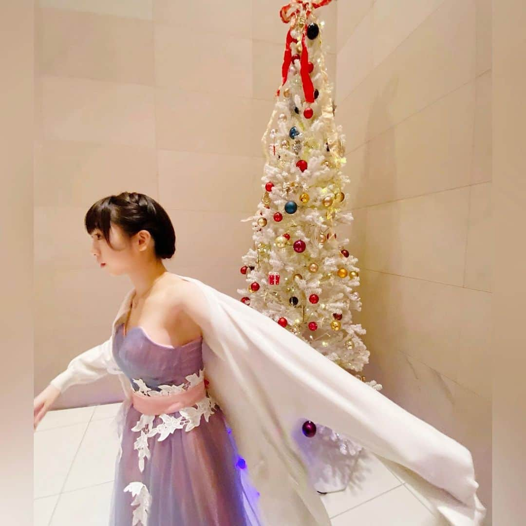 花田優里音さんのインスタグラム写真 - (花田優里音Instagram)「メリークリスマス🎅🎄🌟 素敵なChristmasを過ごしていますか？ 街がキラキラしていますね✨ クリスマスイブはコンクール全国大会で 自由曲で個性爆発のバトルのようでした。 私も自分らしい演奏ができて こうしたいと練習を重ねたところが 本番にとても気持ち良くできて 音が空中に広がっていくような幸せを感じました。 ただ、入り込み浸りすぎて冷静じゃなくなり やってしもた…な盛大な事故場面もあって、 すごく気持ち良かったけどなんともアホだったな という不思議な気分でした。 「冷静さを失わない」も今後の課題に入りました。 （課題だらけだわ……） 懐かしいピアノ友達に会えたり ちょっと浮かれてイルミネーション見に行ったり 事務所に行ってこれからの将来のお話もできて、 もっともっと成長していきたいと 強く思った日になりました。 ケーキも食べました🎂ホールのん😋 メリークリスマス🎁 . #久々に自分でメイクしたら #濃かったよ  #濃いまま弾いたよ #慣れって大事  #ピアノ #piano #コンクール #ドレス #dress  #クリスマス #Christmas #クリスマスツリー  #東京 #イルミネーション  #人が多すぎて結局離れたとこから見ただけ  #でもキラキラ充分キレイ  #スカイツリー #クリスマスカラーかな？ #寒くなってきたね  #暖かくしてね  #元気に過ごしてね」12月25日 21時08分 - yurine_hanada