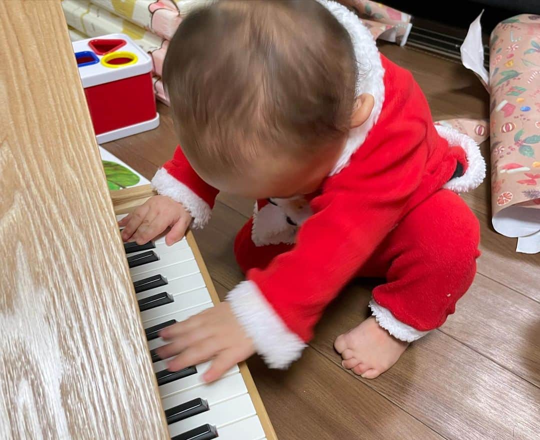 竹内由恵さんのインスタグラム写真 - (竹内由恵Instagram)「メリークリスマス🎁🎄🎅 初めてのクリスマス。 サンタさんは、ミニグランドピアノを贈ってくれました。 大興奮。 全身全霊で熱演していました😂  #メリークリスマス🎄 #初めてのクリスマス #人生最初のプレゼント #カワイミニピアノ#ローストチキン #丸焼きに挑戦！」12月25日 21時01分 - yoshie0takeuchi