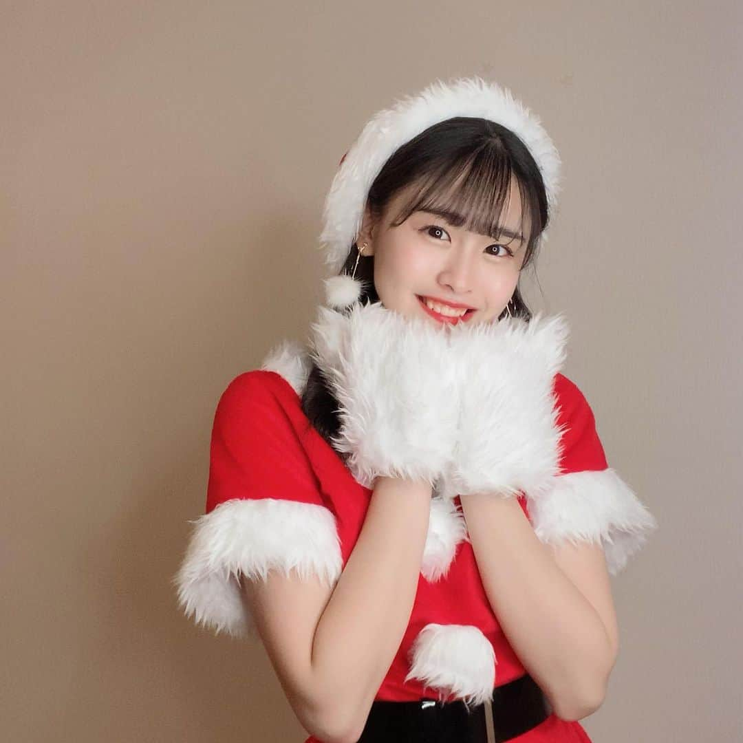 もかさんのインスタグラム写真 - (もかInstagram)「メリークリスマス🎄❄️  みんなはプレゼントとかもらいましたか？？ なにして過ごしましたかっ！ 私はクリスマスっぽいこと全然してないな〜 このサンタ衣装着てる時が1番クリスマスって感じしてました！笑  もう残り3時間とかだけど 良いクリスマスを！🤍  #メリークリスマス  #サンタコス」12月25日 21時02分 - moca.2812