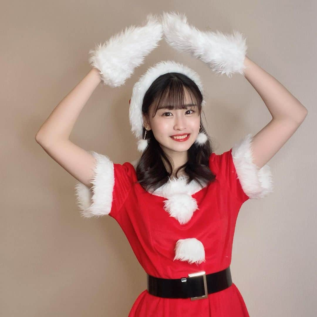 もかさんのインスタグラム写真 - (もかInstagram)「メリークリスマス🎄❄️  みんなはプレゼントとかもらいましたか？？ なにして過ごしましたかっ！ 私はクリスマスっぽいこと全然してないな〜 このサンタ衣装着てる時が1番クリスマスって感じしてました！笑  もう残り3時間とかだけど 良いクリスマスを！🤍  #メリークリスマス  #サンタコス」12月25日 21時02分 - moca.2812