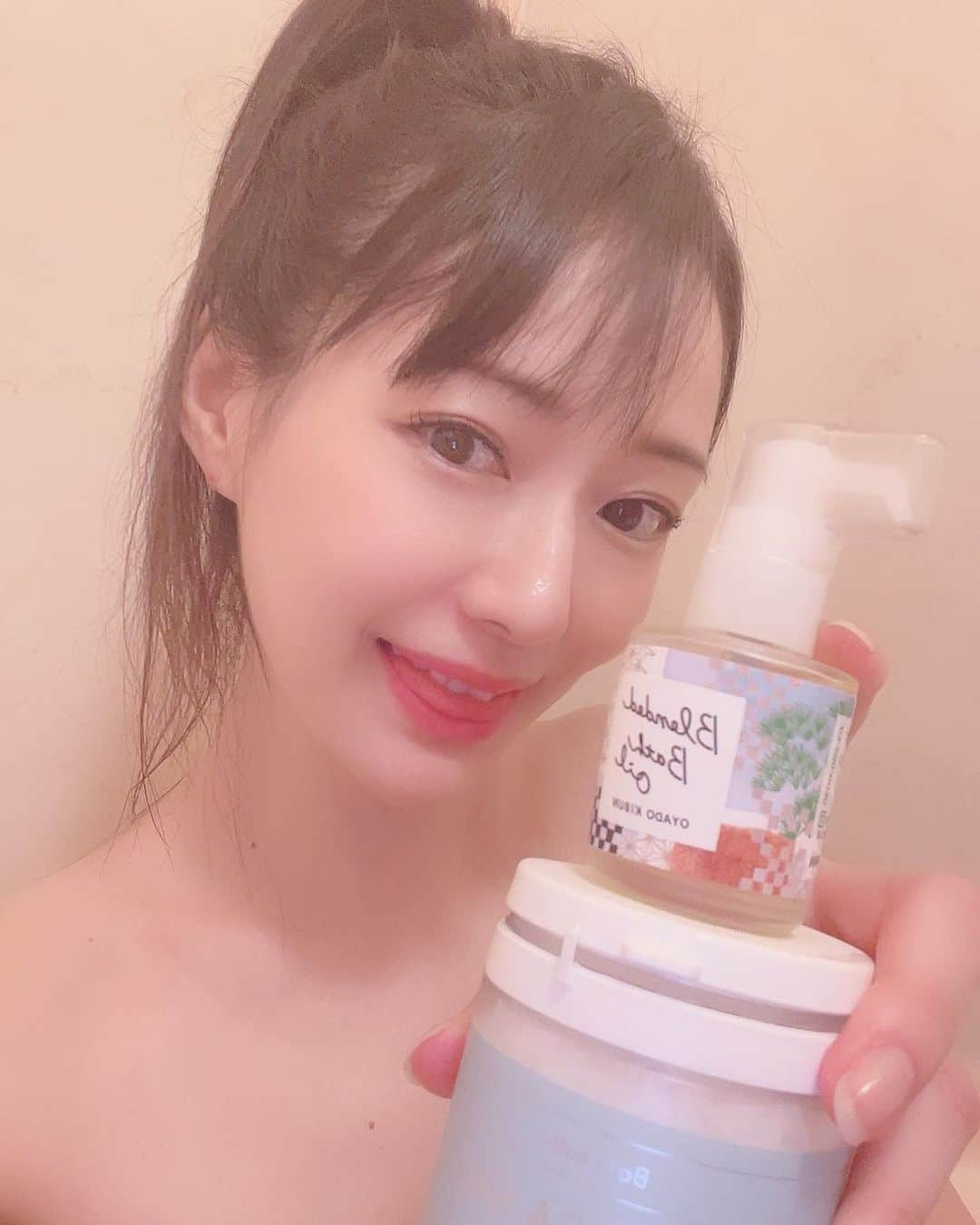 吉山りささんのインスタグラム写真 - (吉山りさInstagram)「🛁 やっとお風呂に入れる〜😍💋  今日は イスラエルの死海の塩とヒノキのバスオイル♨️  お家で温泉気分です♨️😍💕  #吉山りさ #モデル  #お家で温泉気分  #フリーランスモデル #フリーモデル   #美容 #40代 #美肌ケア #model  #汗だく女子 #Japanese #バスタオル女子 #バスタオルモデル #温泉 #温泉ソムリエ #お酒 #お風呂 #温泉モデル #温泉女子  #死海の塩  #イスラエル  #マグネシウム  #檜 #♨️ #hotsprings #bañarse #모델 #onsen #出張撮影   フリーで活動中📸」12月25日 21時04分 - oreorerisa