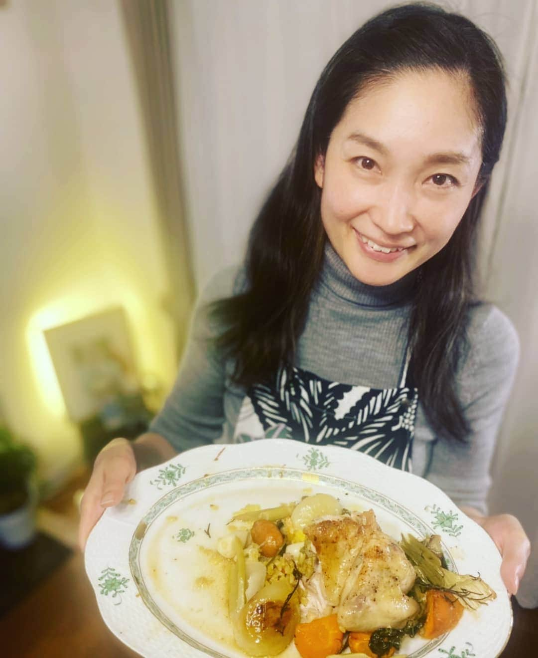 星奈優里のインスタグラム：「✨🎄Merry Christmas🎄✨ 今年は丸鶏を焼いたの。ほんとに焼いたんだけど…どうしても写真撮る前に食べちゃうんだよね…  これから冷え込むそうですねー😖🌀 暖かくしてお過ごしくださいね✨🙋✨」