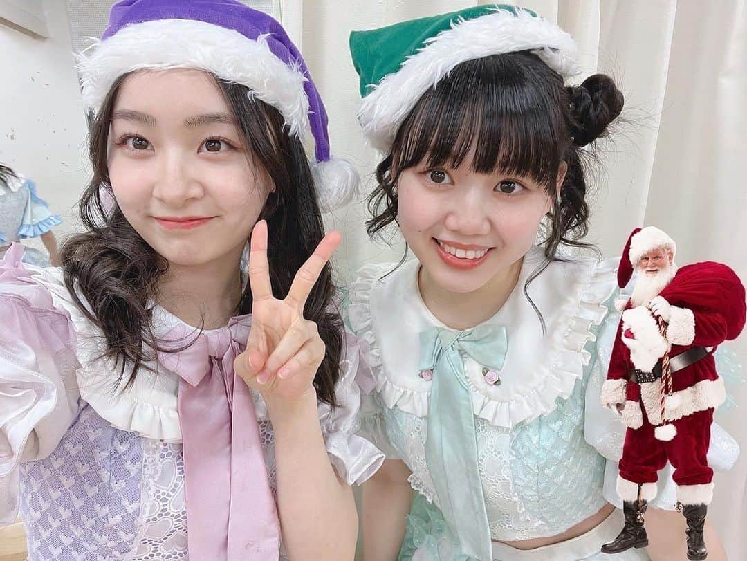 杏ジュリアさんのインスタグラム写真 - (杏ジュリアInstagram)「Merry Christmas 🎄  🎅🎁🎄🍰🍗💝 🎅🎁🎄🍰🍗💝  今日はクリスマス~✨ 皆さんのところにもサンタさん来ましたか？🎅 サンタさん来た人~✋  ジュリアはですね~、 今月に入って、ママサンタから三段階でクリスマスプレゼントをもらいました（小出しに！笑）🎁🧑‍🎄  昨夜のプレゼントが、ちゃんとラッピングしてあって、一番クリスマスプレゼントって感じでした💝笑笑 今日は、ジュリアサンタから家族にミニプレゼントを買ったのであげま~す😉  ちなみに昨夜のケーキは、アイスケーキでした🎂 食べ過ぎかな？って思いながら、家族でホールをペロリ！😋 今夜のケーキは、セブンのクマさんのキャラメルケーキらしいです。 すっごく可愛いケーキだよって、ママが言ってたから楽しみ💕🧸  今日は、 #お話し会 ❣️ クリスマス当日にお話しできて嬉しかったですっ😆 皆さんありがとうございました🥰  #クリスマス  #xmas  #merrychristmas #メリークリスマス #christmasparty #ツリー 🎄 #クリスマスパーティー #プレゼント  #クリスマスケーキ ＝ #アイスケーキ うちの #サンタ は慌てん坊 今日は #お話し会 ありがとうございました💕 明日は #ときクリ 楽しもう❣️  p.s.  昨日、ももいろ歌合戦の追加発表がありました‼︎とき宣は紅組❤️応援してねっ‼︎ そして…第二段出演者の発表で、 大好きな永野芽郁さんの名前が…😻 嬉しすぎましたっ🥰 明日も素敵な一日になりますよーに🤶」12月25日 21時05分 - julia_an_official