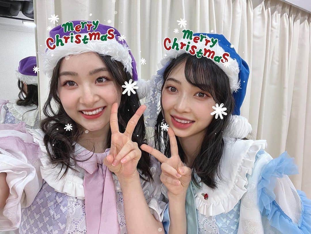 杏ジュリアさんのインスタグラム写真 - (杏ジュリアInstagram)「Merry Christmas 🎄  🎅🎁🎄🍰🍗💝 🎅🎁🎄🍰🍗💝  今日はクリスマス~✨ 皆さんのところにもサンタさん来ましたか？🎅 サンタさん来た人~✋  ジュリアはですね~、 今月に入って、ママサンタから三段階でクリスマスプレゼントをもらいました（小出しに！笑）🎁🧑‍🎄  昨夜のプレゼントが、ちゃんとラッピングしてあって、一番クリスマスプレゼントって感じでした💝笑笑 今日は、ジュリアサンタから家族にミニプレゼントを買ったのであげま~す😉  ちなみに昨夜のケーキは、アイスケーキでした🎂 食べ過ぎかな？って思いながら、家族でホールをペロリ！😋 今夜のケーキは、セブンのクマさんのキャラメルケーキらしいです。 すっごく可愛いケーキだよって、ママが言ってたから楽しみ💕🧸  今日は、 #お話し会 ❣️ クリスマス当日にお話しできて嬉しかったですっ😆 皆さんありがとうございました🥰  #クリスマス  #xmas  #merrychristmas #メリークリスマス #christmasparty #ツリー 🎄 #クリスマスパーティー #プレゼント  #クリスマスケーキ ＝ #アイスケーキ うちの #サンタ は慌てん坊 今日は #お話し会 ありがとうございました💕 明日は #ときクリ 楽しもう❣️  p.s.  昨日、ももいろ歌合戦の追加発表がありました‼︎とき宣は紅組❤️応援してねっ‼︎ そして…第二段出演者の発表で、 大好きな永野芽郁さんの名前が…😻 嬉しすぎましたっ🥰 明日も素敵な一日になりますよーに🤶」12月25日 21時05分 - julia_an_official