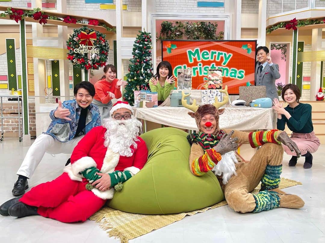 福田太郎のインスタグラム：「#MerryChristmas🎄 🎅🦌🎁🎂😋🍗☃️🌃🎉🧑‍🎄」