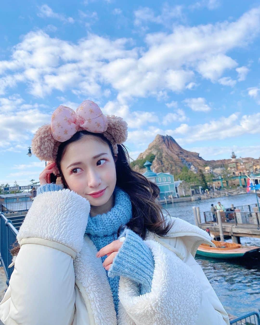 のインスタグラム：「Merry Christmas🎅🏻🎄⭐️  この間ディズニーシー行ってきたんだけど、 20周年のシェリーメイカチューシャが可愛かった🧸 クリスマスムードも味わえた！ きらきらしてて幸せでした。  皆さんどんなクリスマスを過ごしてますか？」