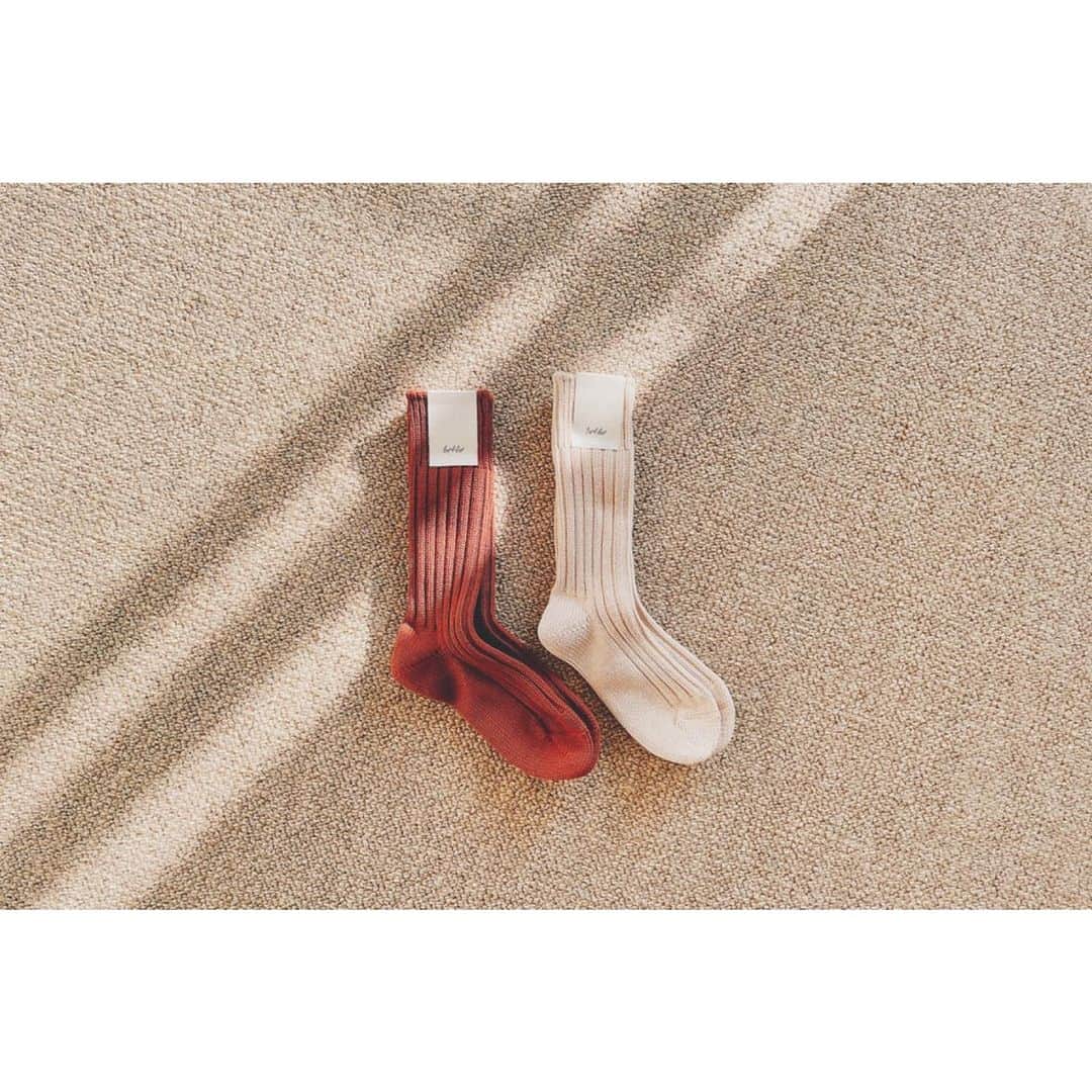 のインスタグラム：「NAOTさんのソックス🧦 愛たっぷりな贈り物、 ありがとうございます😭♡ 寄せ書きが嬉しくて涙ものでした😭 肉厚ソックス、今の季節最高です✨ 最近人生で初めて靴の修理をしたんです。 NAOTさんの白サボを数年履きまくり、 ついに壊れてしまって…。 NAOTさんの靴は数年かけて、 完璧に自分の足に馴染んでいたので、 買い替えるには惜しい！と思い、 修理することにしました✨ 蘇って帰ってきた白サボ、 なんだか更に愛着増し増しに。 まだまだお世話になります👞」