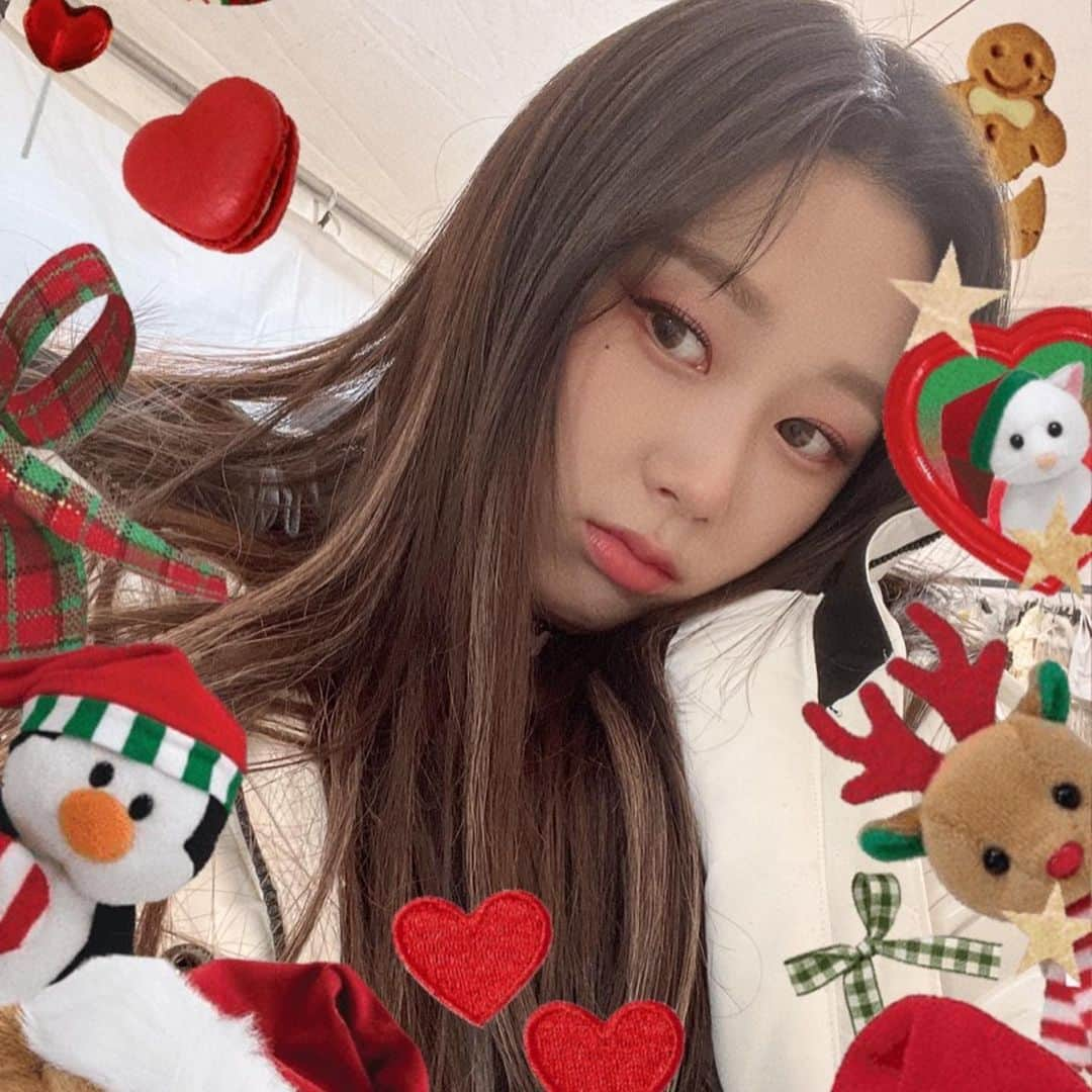 aespaさんのインスタグラム写真 - (aespaInstagram)「안녕하세요 에스파입니다~~!🎁🎄 Merry Christmas~~~♥️ 우리 에스파와 함께한 크리스마스 어땠어요!! 오늘 가요대전 잘 봤어요~? 처음 댄서분들과 함께한 세비지 무대였는데 저희는 연말이니만큼 무대도 더 꽉 차 보이고 그래서 좋더라구욯ㅎㅎ 마이들도 좋아했으면 좋겠어요!! 따뜻한 연말 보내고 행복한 크리스마스 보내요♥️🎁🎄♥️  #aespa #æspa #에스파」12月25日 21時23分 - aespa_official