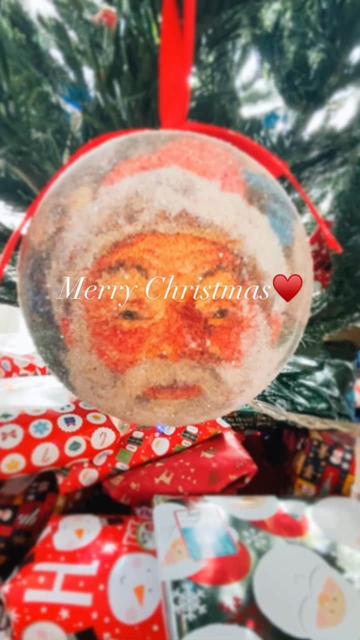 アヤカ・ウィルソンのインスタグラム：「___ Merry Christmas to you all♥️  すべてのプレゼントは、サンタよりと書いてあって、どれが誰からか、本当のサンタからのも混じっているかも？！😘と大人になってもワクワクすることを一生やめたくない私です♥️  私のワガママでたぶんこのクリスマスの風習続いてると思う😂笑笑  #merrychristmas #christmaspresent #santa #クリスマス #サンタクロース  #アヤカウィルソン」