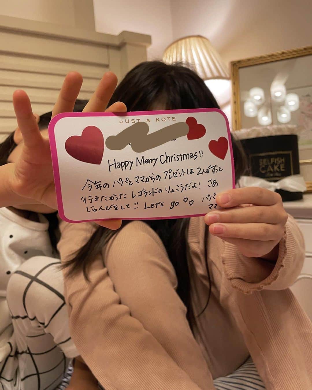 のインスタグラム：「サンタさんからのギフトに大興奮の朝でした❣️  私たちからのギフト今年はサプライズにしてみた👨🏽👩🏻‍🦰→🎁🎄  #christmas#クリスマス#2021クリスマス#christmastree#christmastime#クリスマスプレゼント #クリスマスパーティー#クリスマスギフト#女の子ママ#男の子ママ#8歳女の子#5歳男の子#christmascake#家族時間#子育て#ママライフ」
