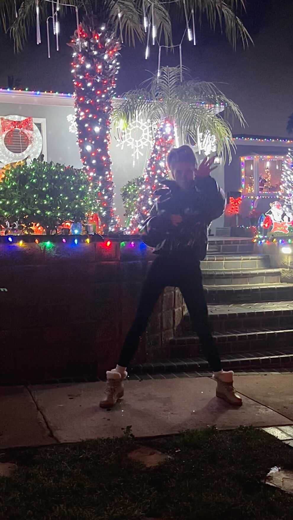 シャーロット・マッキニーのインスタグラム：「80 IV later 💉feeling like a new person bye Covid hello Christmas 🎄」