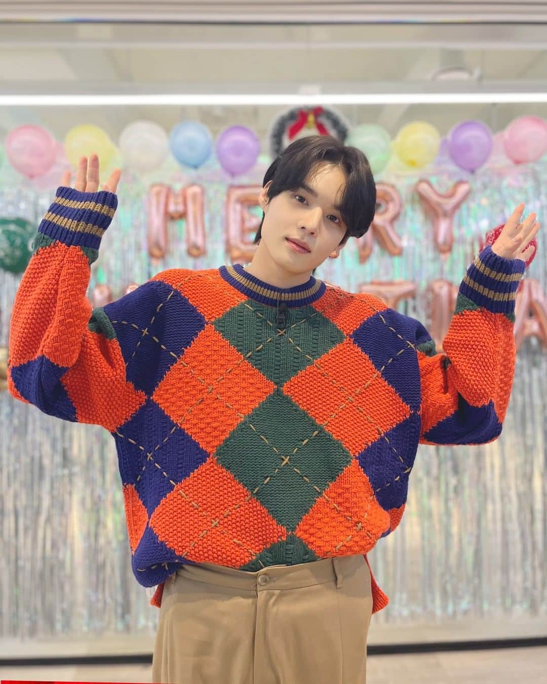 Victonさんのインスタグラム写真 - (VictonInstagram)「[V_V] #VICTON_Staff_View 📸 지켜라! Christmas Time! Behind💛💙  [세준이와 함께 메리 크리스마스!🎄 행복한 크리스마스 보내세요🎁]  #VICTON #빅톤 #임세준 #세준 #SEJUN」12月25日 13時07分 - victon1109