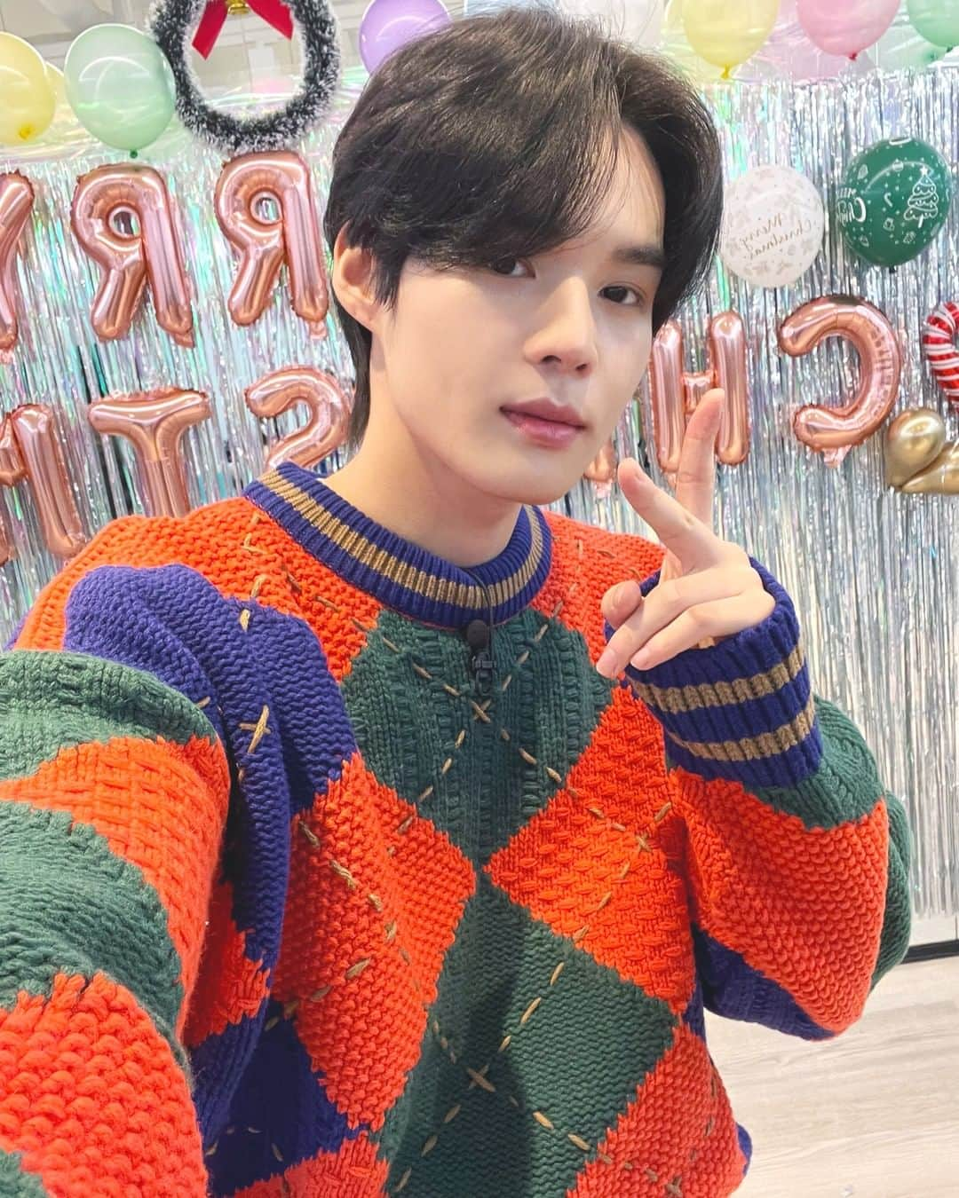 Victonさんのインスタグラム写真 - (VictonInstagram)「[V_V] #VICTON_Staff_View 📸 지켜라! Christmas Time! Behind💛💙  [세준이와 함께 메리 크리스마스!🎄 행복한 크리스마스 보내세요🎁]  #VICTON #빅톤 #임세준 #세준 #SEJUN」12月25日 13時07分 - victon1109