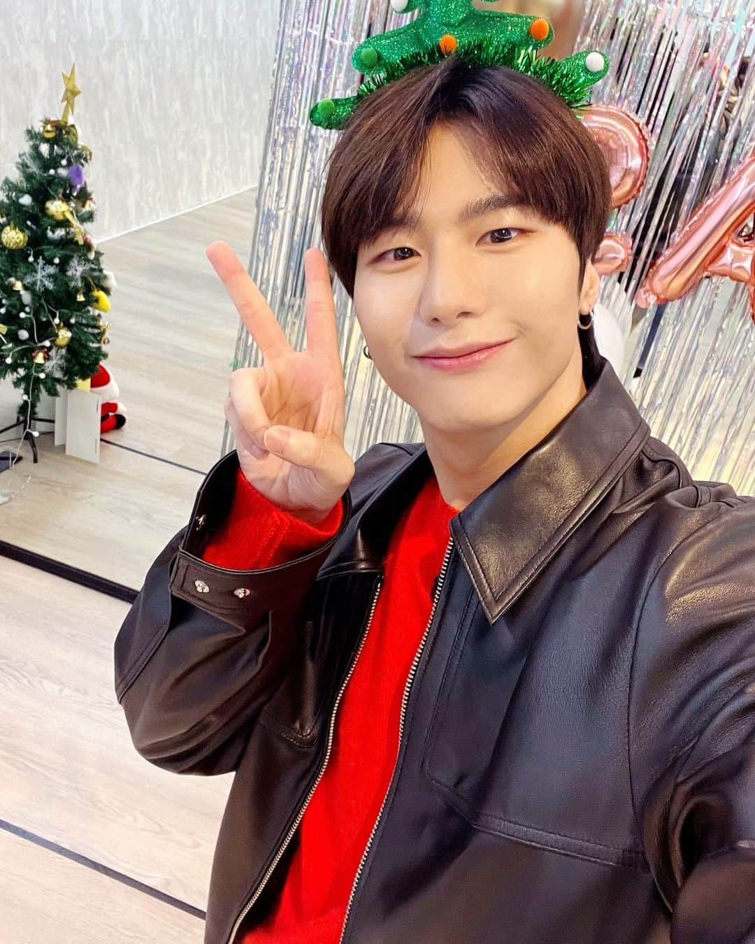 Victonのインスタグラム：「[V_V] #VICTON_Staff_View 📸 지켜라! Christmas Time! Behind💛💙  [승식이와 함께 메리 크리스마스!🎄 행복한 크리스마스 보내세요🎁]  #VICTON #빅톤 #강승식 #승식 #SEUNGSIK」